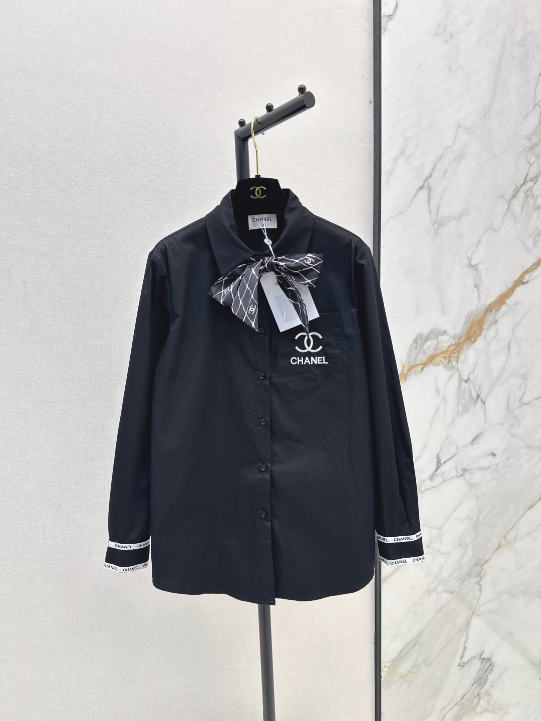 NO:488926,C home 25Ss——————The latest printed silk scarf decorative shirt with early autumn custom poplin cotton fabric, comfortable and delicate texture, breathable, lapel shirt style, double C logo printed silk scarf with diamond elements on the neckline, cosyllabic style is more fashionable, old money is full of fashionable feeling, easy to wear on the upper body to create a fashionable and high-end feeling, two colors are available for sale in stock, chanel, shirts, alexander wang19860909C家 25Ss————早秋最新款印花丝巾装饰衬衫定制府绸棉面料 质感舒适细腻 透气十足 翻领衬衫版型 领口菱格元素的双C徽标印花丝巾穿过 可松可系玩法更时髦 老钱时髦感十足 上身轻松穿搭出洋气高级感 两色现货发售sml,,chanel,shirts,alexander wang,Women's clothing