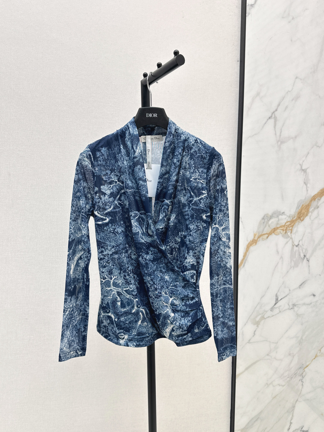 NO:488919,CD 25Ss———The latest animal pattern V-neck mesh base shirt in autumn and winter, penetrating printing, high-end and elegant, soft and comfortable, full of high-end outfit, semi-transparent, innovative fabric, light and soft, very good physical, tight and stylish, fashionable and versatile, one-color spot on sale, sml, alexander wang19860909CD 25Ss————秋冬最新款动物图案V领网纱打底衫 渗透印花 高级大气 柔软弹力很舒服 满满的穿搭高级感 半透视 创新面料 轻盈柔软 实物非常赞 紧身显身材 上身洋气百搭 一色现货发售sml,,alexander wang,Women's clothing