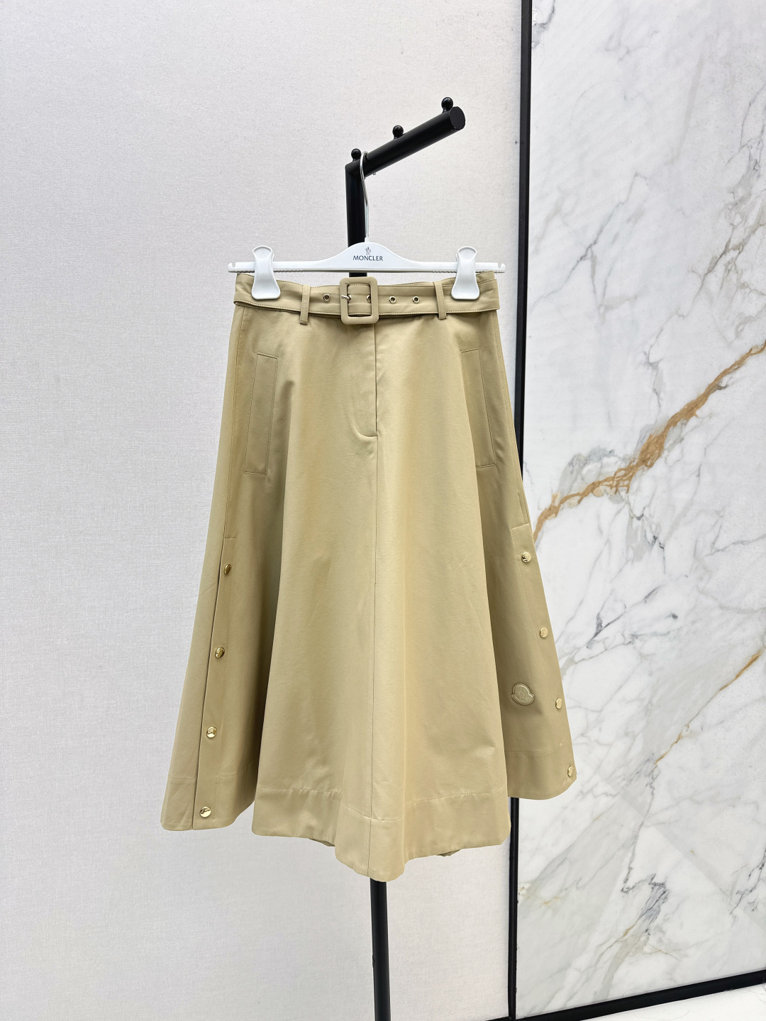 NO:488912,Mc 25Ss———The latest autumn and winter belt umbrella skirt with high texture, crisp and stylish high waist mid-length skirt style, two colors available in the whole body, loose silhouette, neutral and relaxed temperament, umbrella-shaped cut out curve proportions, details show texture, varied outfits, two colors are available in stock, sml, skirts, alexander wang19860909Mc 25Ss————秋冬最新款腰带伞状半裙质感高级 挺括有型 高腰中长半裙版型 通体两色可选 廓形宽松尽显中性松弛气质 伞状利落剪裁 配合腰带勾勒曲线比例 细节彰显质感 穿搭造型百变 两色现货发售sml,,skirts,alexander wang,Women's clothing