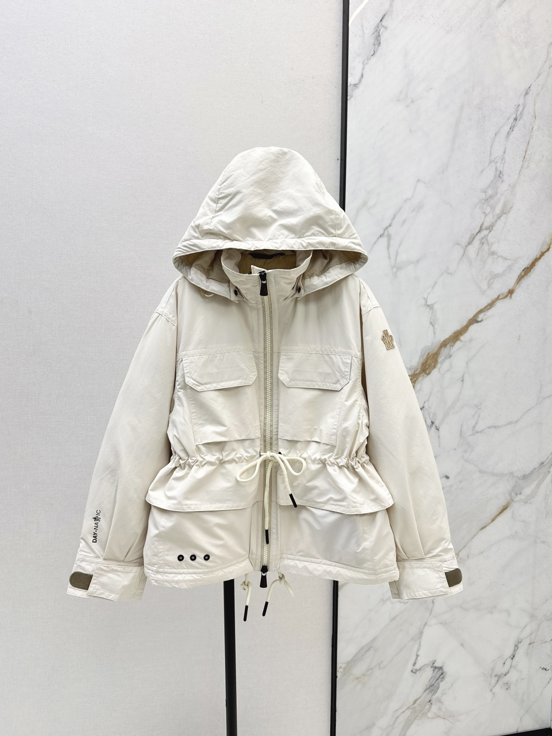 NO:488905,With dust bag Mc 25Ss———The latest hooded zipper down jacket in autumn and winter. Custom imported windproof and waterproof nylon material. Clever and stylish. The inner long embossed. National standard 90 white goose down filling the inner lining. The whole piece is light and warm. Zipper drawstring jacket cut to create layers. The side printed letters on the cuffs highlight personality. The upper body is fashionable and fashionable. Two colors are available in stock. xssm,,jackets & coats,down jacket,hats,alexander wang.19860909配防尘袋Mc 25Ss————秋冬最新款连帽拉链羽绒外套 定制进口防风防水尼龙材质 挺括有型 内里长条压纹 国标90白鹅绒填充内里 整件轻盈保暖 拉链抽绳外套剪裁 打造层次 袖口侧面印花字母凸显个性 上身时髦洋气 两色现货发售xssm,,jackets & coats,down jacket,hats,alexander wang,Women's clothing