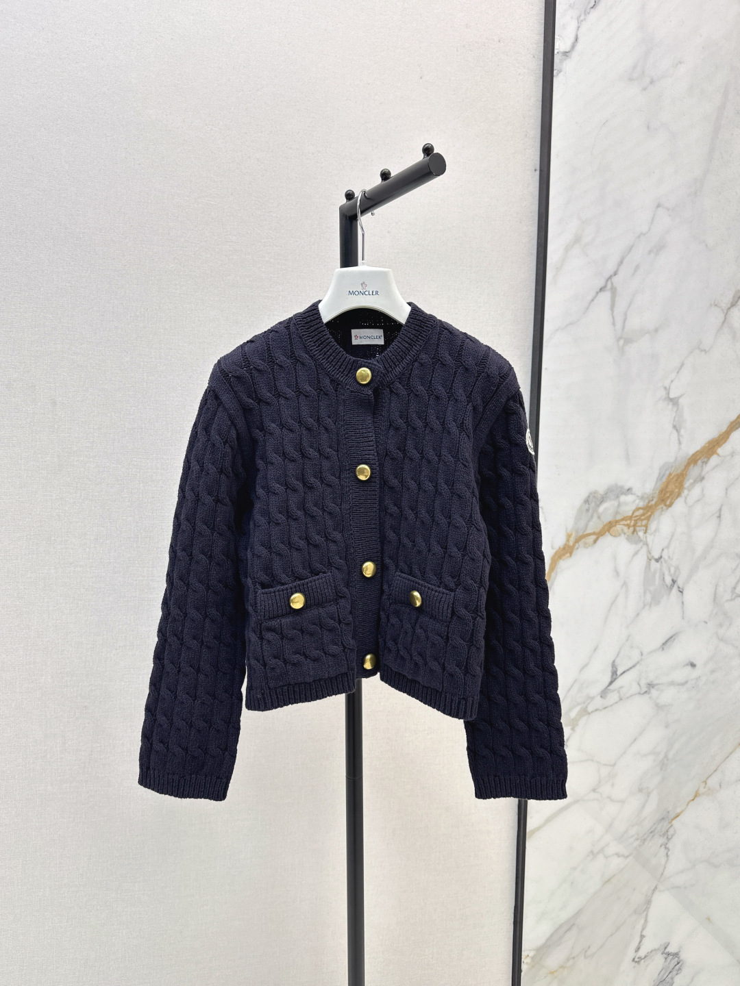 NO:488893,Mc 25Ss———The latest three-dimensional fine round-neck cardigan in autumn and winter, a cardigan with a round-neck combination. The wife is wearing it. She is not picky about the body at all. It is also suitable for wearing outside or layering as a base. The surface blended yarn is very delicate. Classic double pocket method. It has a fashionable feeling. One-color spot sml, alexander wang19860909Mc 25Ss————秋冬最新款立体精织圆领开衫合体圆领版型的开衫 太太太实穿了 完全不挑身形 外穿或者叠穿当打底也很适合 面混纺纱线 手感很细腻 经典的双口袋做法 自带时髦感 一色现货发售sml,,alexander wang,Women's clothing