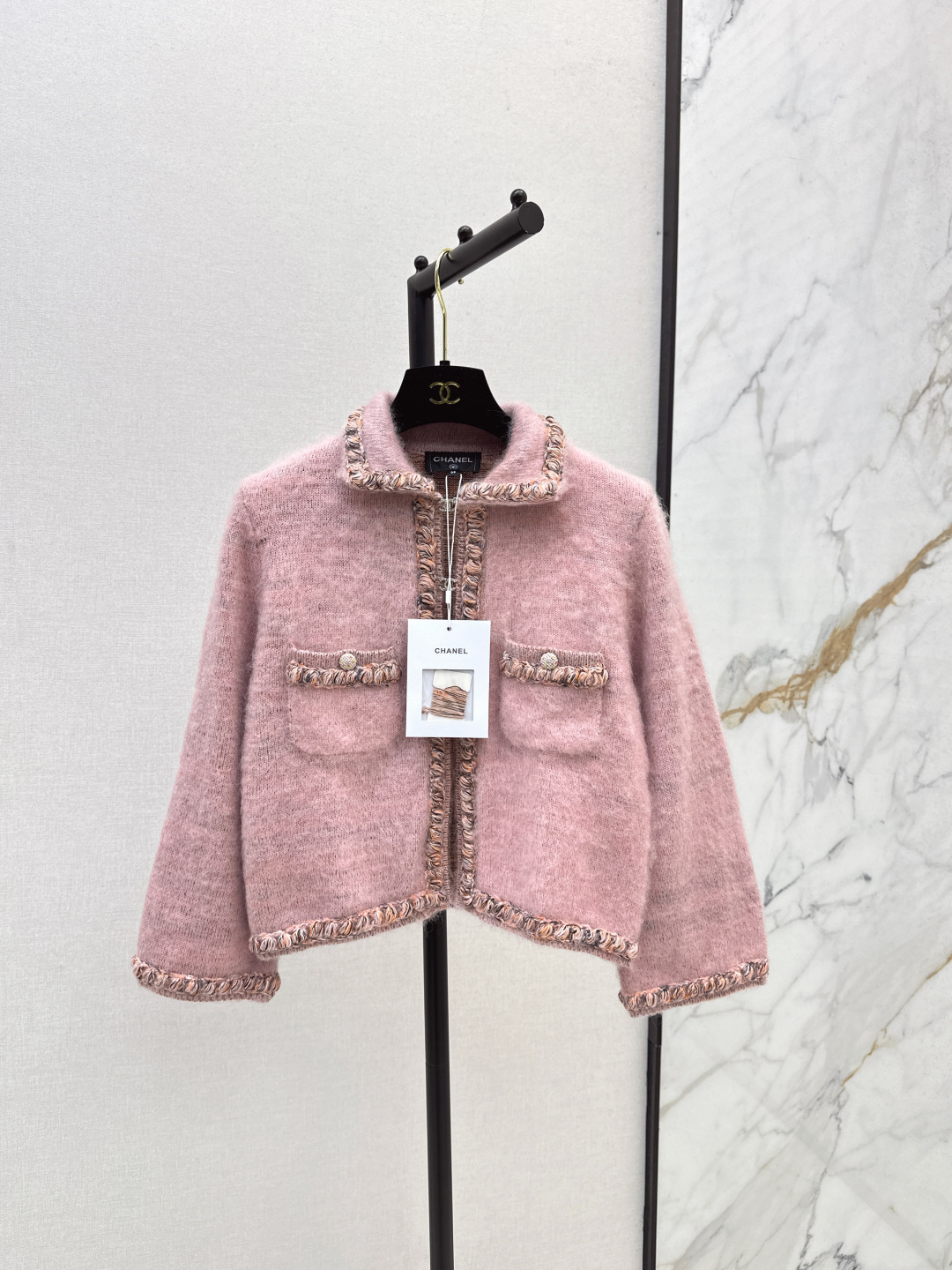 NO:488886,Coco girl outfit C home 25Ss———The latest pink cardigan jacket with rhinestone double C hook buckle ~ Beautiful little fairy white and rich artifact Custom knitted special yarn webbing lace, pure handmade diamond edge shines luxury, temperament lapel H small short style, top body look huge slim, milky texture, gentle and elegant girlish temperament is not picky, one color is on sale sml, chanel, jackets & coats, alexander wang19860909Coco少女穿搭 C家 25Ss————秋冬最新款粉色开衫外套水钻双C勾扣 ～绝美小仙女白富美神器 定制编织特种纱织带花边实物绝美 纯手工点钻包边闪耀奢华 气质翻领H小短款版型上身巨显瘦 奶呼呼的质感 温柔优雅少女风气质不挑人 一色现货发售sml,,chanel,jackets & coats,alexander wang,Women's clothing