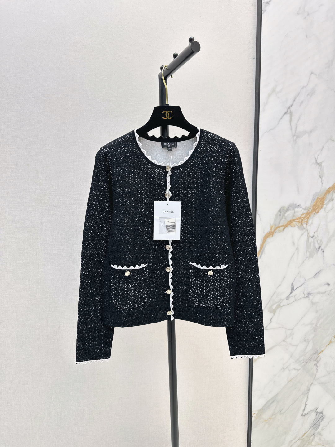 NO:488944,Coco Girls' Outfit C Home 25Ss———The latest color-blocking small lace knitted cardigan in autumn and winter, imported black and white high-quality tones, woven hollow yarn, customized elements, different styles, buttons for different colors, exquisite and cute, white and rich beauty must be used in the artifact~ French palace style can be sweet or salty, classic style, top body is huge and slim, one color is available for sale in stock, sml, chanel, alexander wang19860909Coco女孩穿搭 C家 25Ss————秋冬最新款拼色小花边针织开衫 黑白高级色调进口机织镂空纱线 定制元素不同花色纽扣点缀精致可爱 白富美必入神器～法式宫廷风气质可甜可盐 经典版型上身巨显瘦 一色现货发售sml,,chanel,alexander wang,Women's clothing