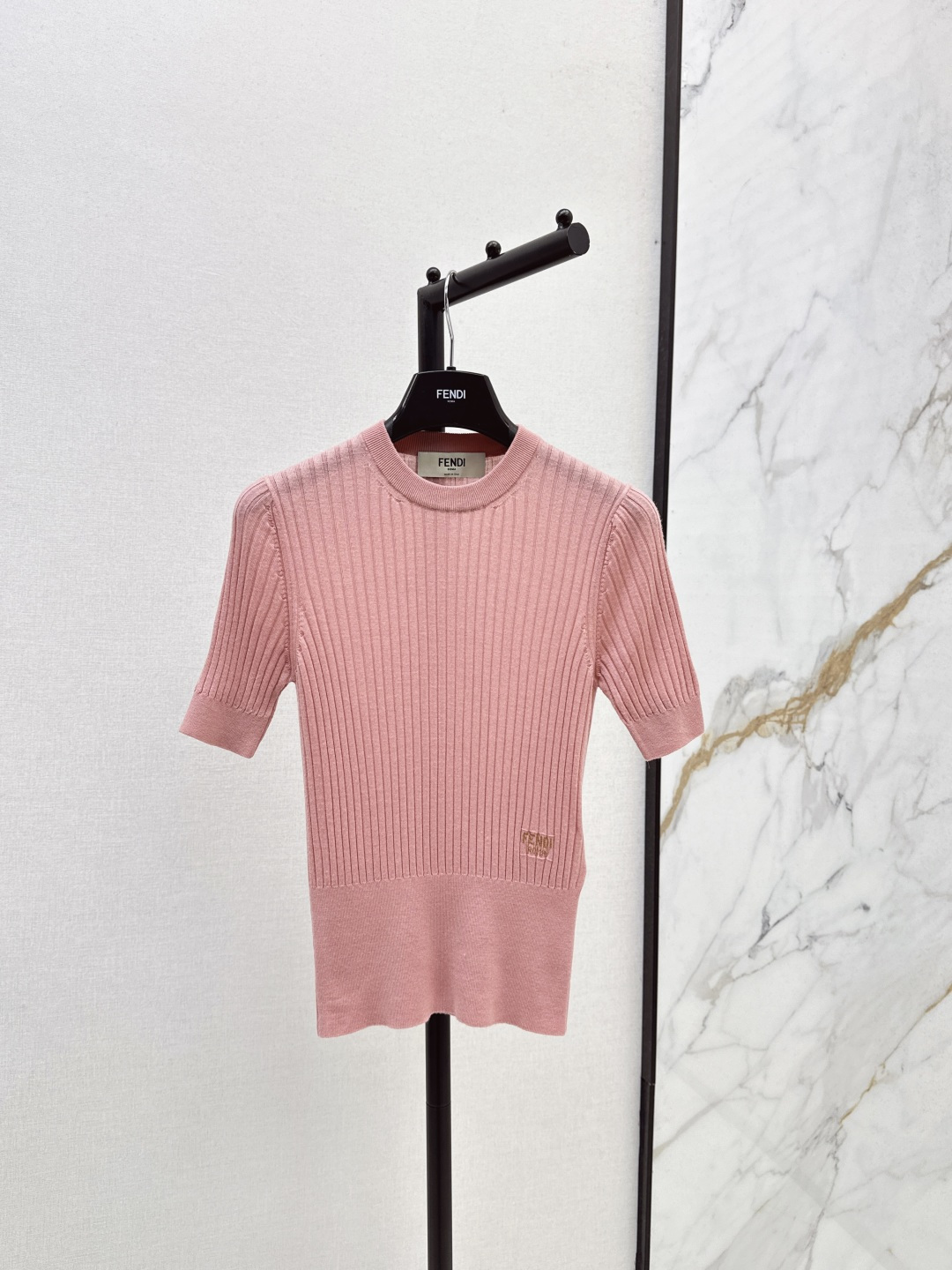 NO:488937,Minimalist style outfit FD 25Ss————The latest early autumn letter embroidery decorative short-sleeved sweater letter embroidery Polo + slim fit style. The upper body is particularly hiding flesh to make you look slim. It’s so easy to wear. Knitted fabric made of wool blended yarn. It is breathable and not stuffy. It can be easily controlled by a small person. It is also very suitable for wearing inside in winter. Two colors are available for sale in stock. T-shirt, alexander wang19860909极简风穿搭 FD 25Ss————早秋最新款字母刺绣装饰短袖针织衫字母刺绣Polo+修身版型 上身特别藏肉显瘦 太好穿了 采用羊毛混纺纱线的针织面料 透气性好不会闷热 小个子也能轻松驾驭 冬天内搭穿也很适合 两色现货发售sml,,T-shirt,alexander wang,Women's clothing