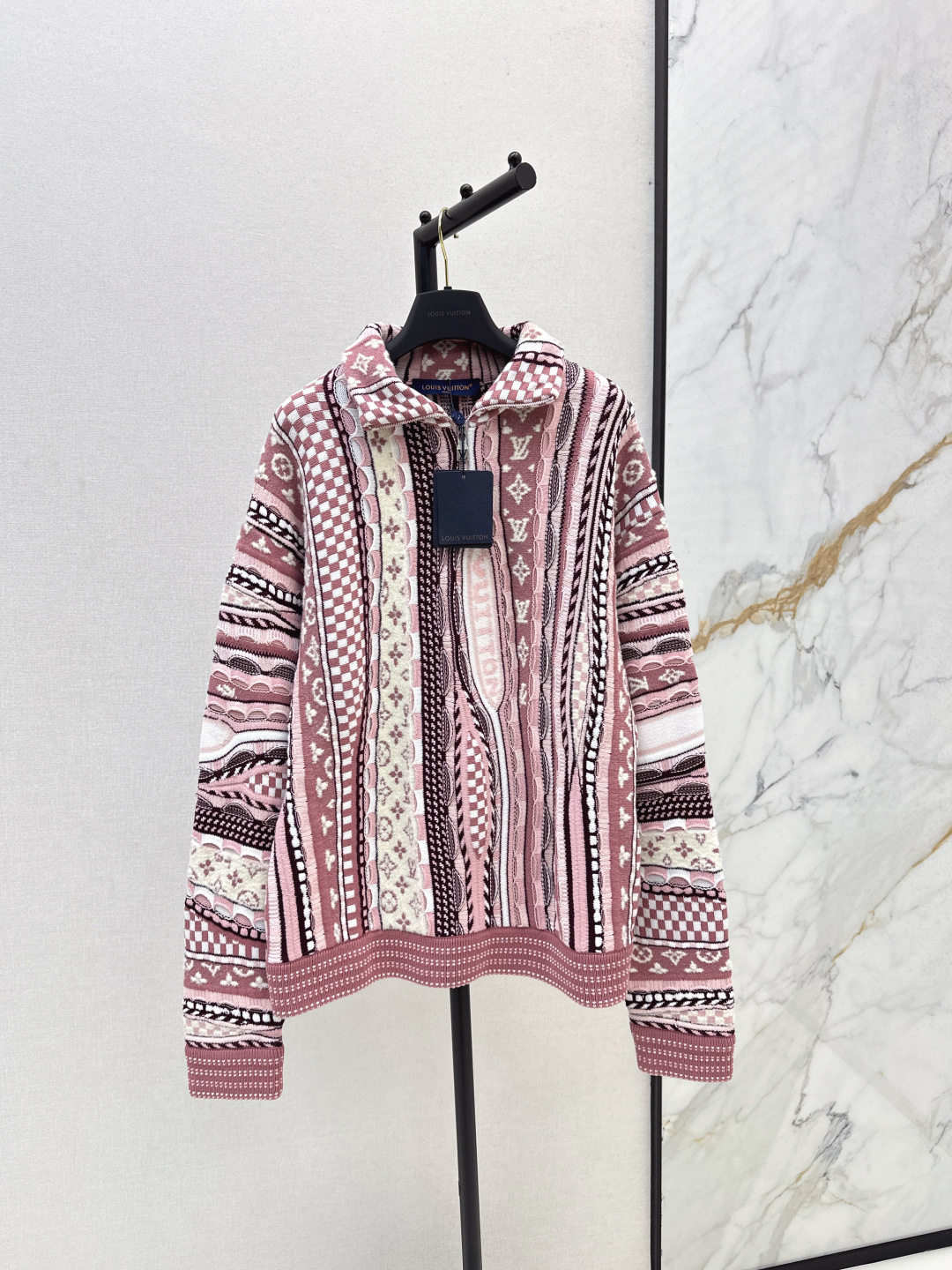 NO:488930,Men and women L 25Ss———The latest autumn and winter Monogram jacquard heavy industry semi-zipper stand collar sweater jacket heavy industry positioning three-dimensional contrasting color inlay technology throughout the fashionable and high-end sense. Swiss woven positioning inlay technology high-end pink color matching sporty style male and female style classic wide version fashionable and high-end white and rich beauty must be purchased. One color is available in stock sml,,louis vuitton, jackets & coats,sweaters,alexander wang19860909男女同款 L家 25Ss————秋冬最新款Monogram花提花重工半拉链立领毛衣外套重工定位立体撞色嵌花工艺贯穿时髦高级感.瑞士机织定位嵌花工艺 高级粉嫩配色 运动气息男女同款 经典宽版版型时髦又高级 白富美必入 一色现货发售sml,,louis vuitton,jackets & coats,sweaters,alexander wang,Women's clothing