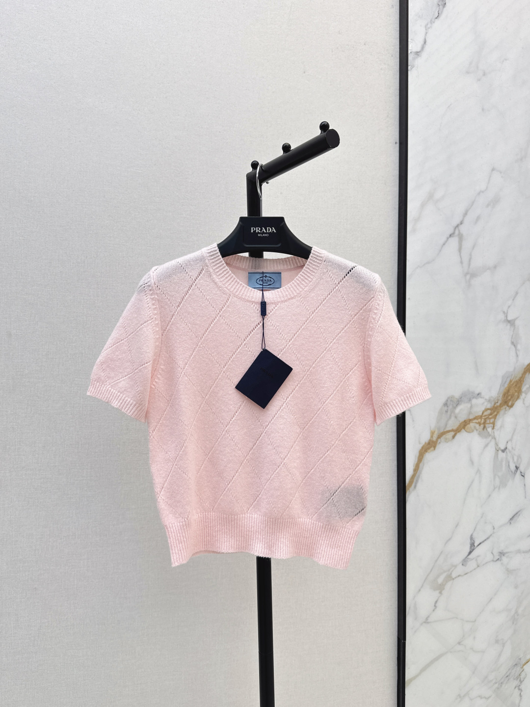 NO:488923,Gao Zhishen outfit PD 25Ss————The latest premium cashmere round neck short-sleeved sweater diamond jacquard craftsmanship with very toned style. The temperamental small and short style is huge and slim on the upper body. The imported cashmere yarn is delicate, soft and comfortable. The classic style is versatile and not picky. The handmade triangle logo is minimalist and elegant. One-color spot is available for sale sml, T-shirt, alexander wang19860909高智感穿搭 PD 25Ss———早秋最新款高级羊绒圆领短袖针织衫菱格提花工艺非常有调性的极简单品 气质小短款版型上身巨显瘦 进口羊绒纱线质感细腻柔软舒适 经典版型百搭不挑人 手工三角标极简穿搭优雅气质 一色现货发售sml,,T-shirt,alexander wang,Women's clothing