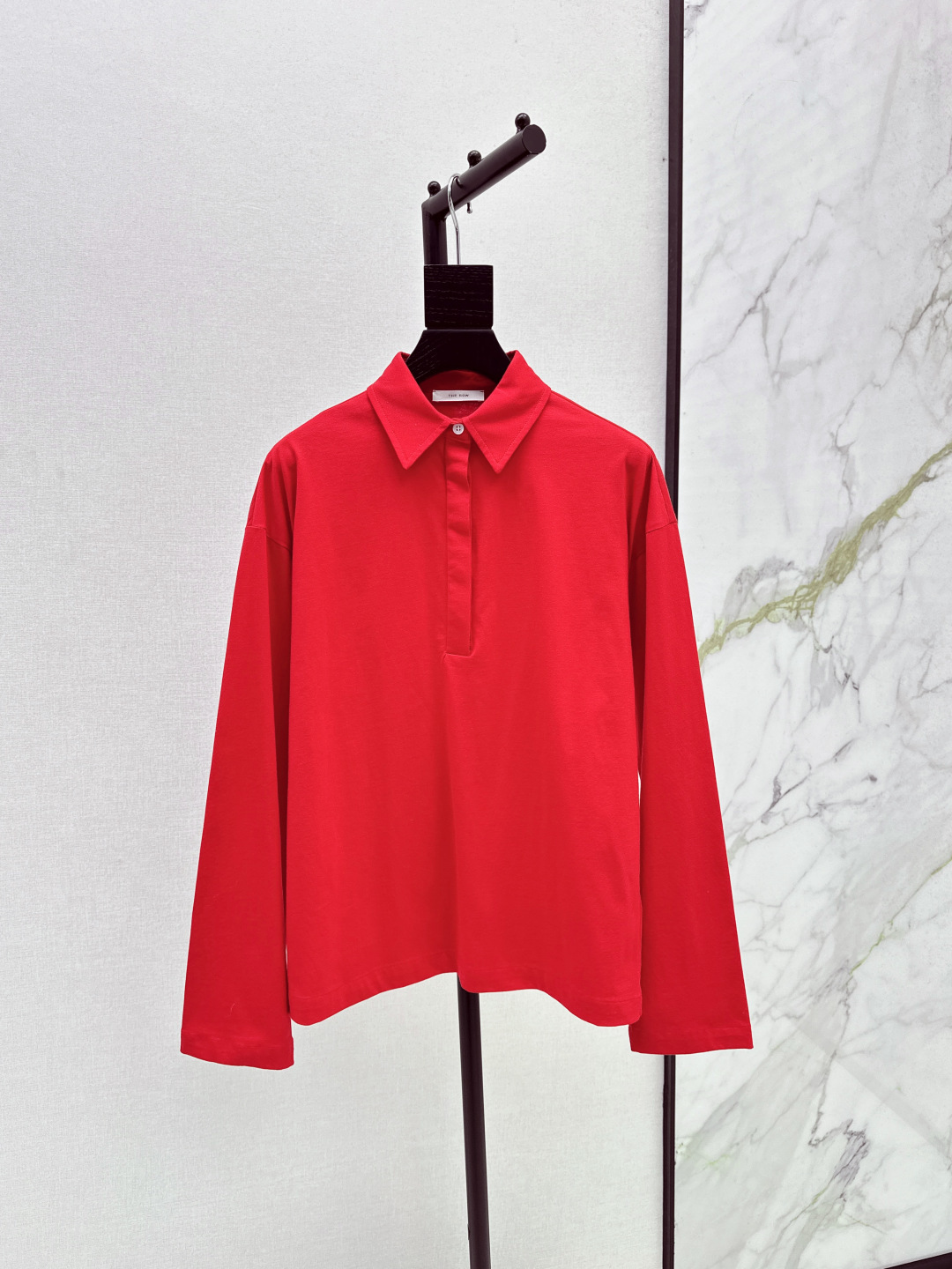 NO:488916,The same style as Ouyang Nana Row 25Ss—————The latest minimalist intellectual Polo long-sleeved T-shirt loose-fitting design with uninhibited French slackness irresistible Kendouhong easily wears fashionable style. It is not an exaggeration to wear but a blogger style. Must-in-app purchase casual and comfortable. High-cost pure cotton fabric. SML, tees, t-shirt, alexander wang19860909欧阳娜娜同款 Row 25Ss————早秋最新款极简知识份子Polo长袖T恤宽松版型门襟设计不羁的法式松弛感 无法抗拒的肯豆红轻松穿出时髦范 不夸张穿搭但是一眼博主范 必入款休闲舒适 高支数纯棉面料 一色现货发售sml,,tees，t-shirt,alexander wang,Women's clothing