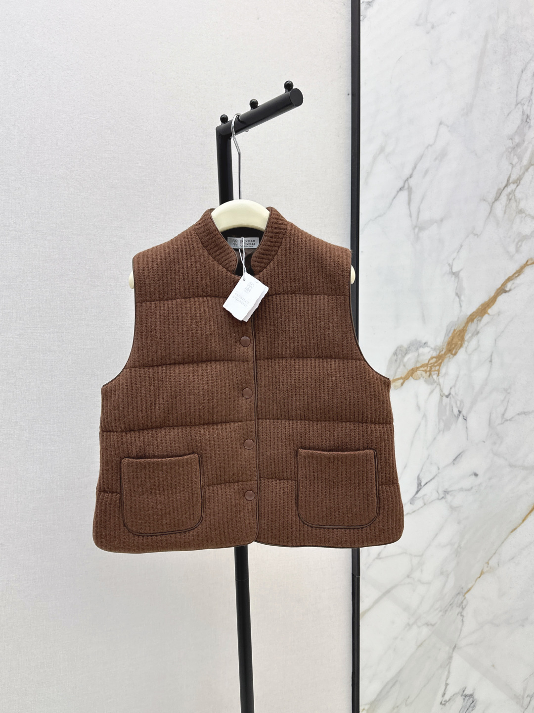 NO:488884,With dust bags, double-sided wearable Original single quality Bc 25Ss———The latest high-end old-fashioned style outfits in autumn and winter, small standing collar white gooseberry vest jacket, 100% cashmere shell, white gooseberry filling, high-end series, quality buckle control, double-sided wearable design, one dress, multiple wearable, classic H-style tailoring, casual and generous to create an Italian elegant sense of high-end three colors for sale in stock, sml, jackets & coats, alexander wang19860909配防尘袋双面可穿 原单品质 Bc 25Ss————秋冬最新款高奢老钱风穿搭小立领白鹅绒马甲外套百分百山羊绒外壳白鹅绒填充 高定系列 品质扣控必入 双面可穿设计 一衣多穿 经典H版型剪裁 随性大方打造意式优雅的高级感 三色现货发售sml,,jackets & coats,alexander wang,Women's clothing