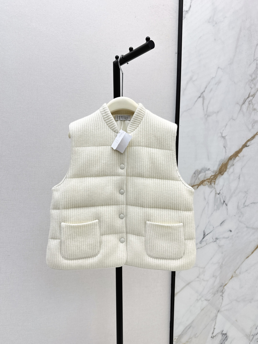 NO:488870,With dust bags, double-sided wearable Original single quality Bc 25Ss———The latest high-end old-fashioned style outfits in autumn and winter, small standing collar white gooseberry vest jacket, 100% cashmere shell, white gooseberry filling, high-end series, quality buckle control, double-sided wearable design, one dress, classic H-style tailoring, casual and generous to create an Italian elegant sense of high-end three colors for sale in stock, sml, jackets & coats, alexander wang19860909配防尘袋双面可穿 原单品质 Bc 25Ss————秋冬最新款高奢老钱风穿搭小立领白鹅绒马甲外套百分百山羊绒外壳白鹅绒填充 高定系列 品质扣控必入 双面可穿设计 一衣多穿 经典H版型剪裁 随性大方打造意式优雅的高级感 三色现货发售sml,,jackets & coats,alexander wang,Women's clothing