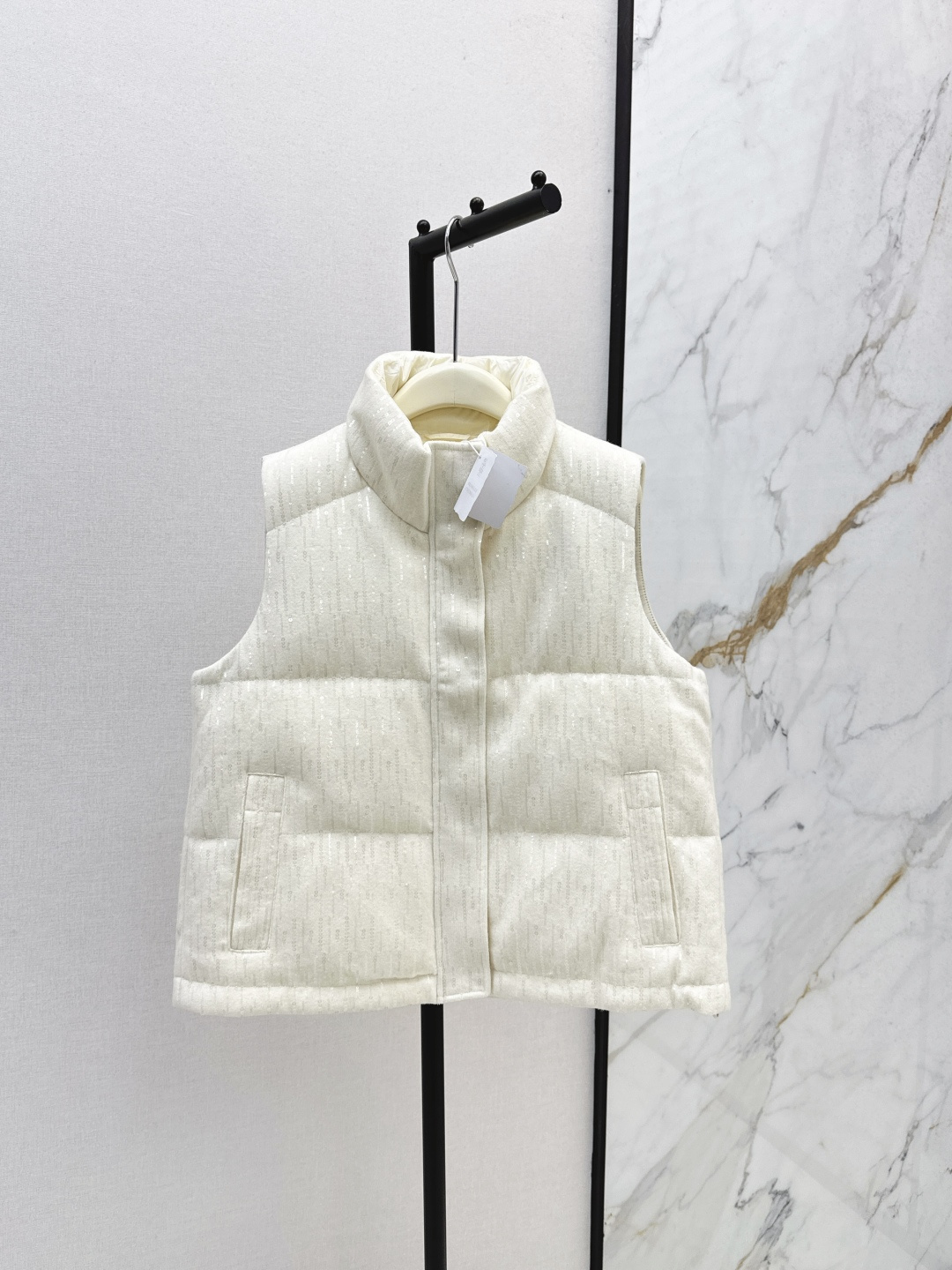 NO:488863,The quality control of dust bags must be included. Bc 25Ss———The latest high-end Italian minimalist wearable stand-collar white goose velvet vest jacket heavy embroidery Bling sequin craft + 100% wool shell to create a variety of craftsmanship exquisite and elegant ~ 90 white goose velvet filling, stand-up collar H-style tailoring, no picky figure at all, casual and generously create an Italian elegant high-end feeling. Two colors are available for sale in stock, Jackets & coats, alexander wang19860909配防尘袋品质控必入 Bc 25Ss————秋冬最新款高奢意式极简穿搭立领白鹅绒马甲外套重磅刺绣Bling亮片工艺+百分百羊毛外壳多种工艺打造 精致有品～ 90白鹅绒填充 立领H版型剪裁 完全不挑身材 随性大方打造意式优雅的高级感 两色现货发售sml,,jackets & coats,alexander wang,Women's clothing