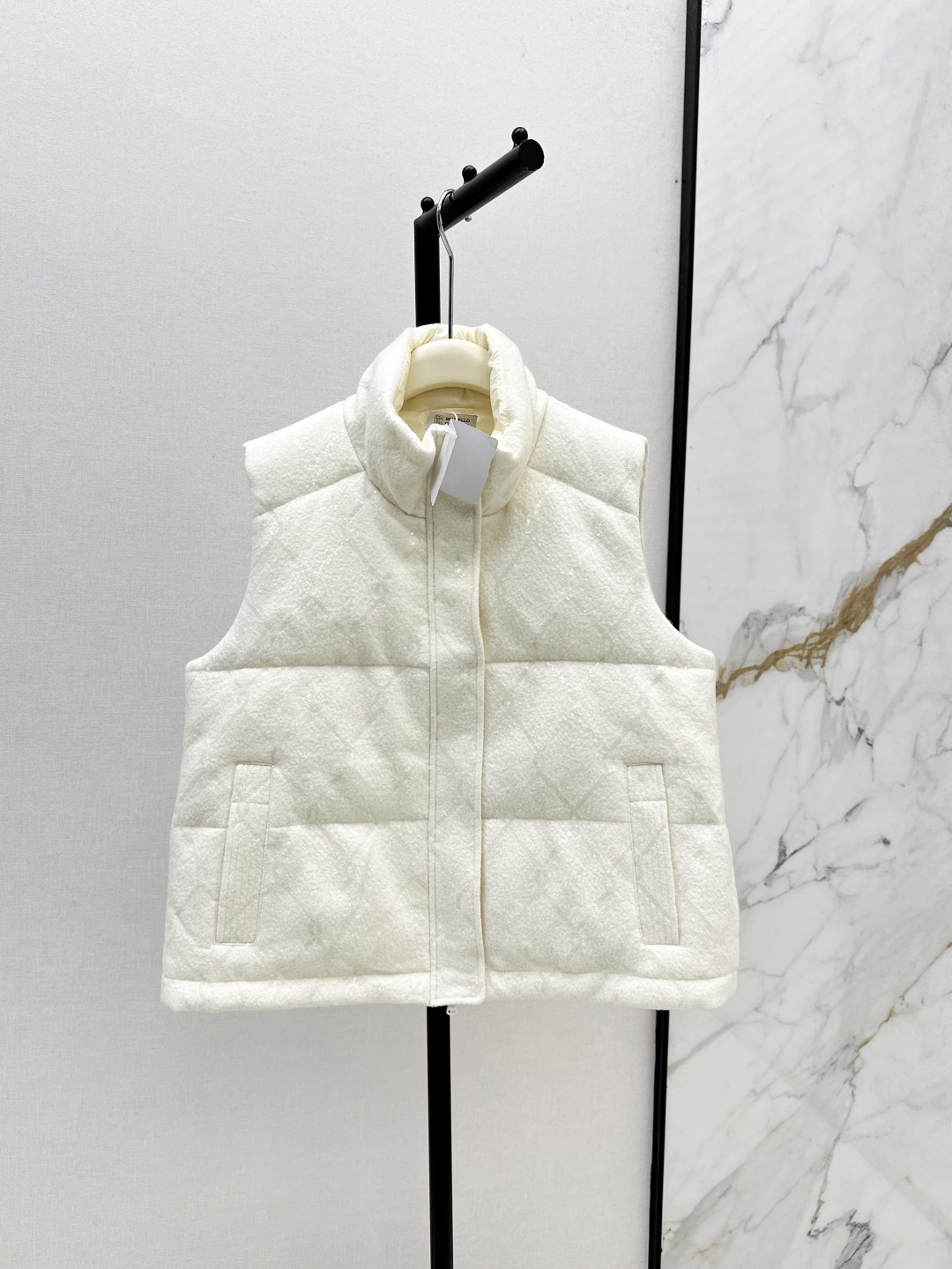 NO:488856,The quality control of dust bags must be included. Bc 25Ss———The latest high-end Italian minimalist wearable stand-collar white goose velvet vest jacket with heavy embroidered diamond mattress Bling sequin craft + 100% wool shell is created with various techniques. Exquisite and elegant ~ 90 white goose velvet filling, stand-up collar H-style tailoring, no picky figure at all, casual and generously create an Italian elegant high-end feeling. Two colors are available in stock. Sml, Jackets & coats, alexander wang19860909配防尘袋品质控必入 Bc 25Ss————秋冬最新款高奢意式极简穿搭立领白鹅绒马甲外套重磅刺绣菱格Bling亮片工艺+百分百羊毛外壳多种工艺打造 精致有品～ 90白鹅绒填充 立领H版型剪裁 完全不挑身材 随性大方打造意式优雅的高级感 两色现货发售sml,,jackets & coats,alexander wang,Women's clothing