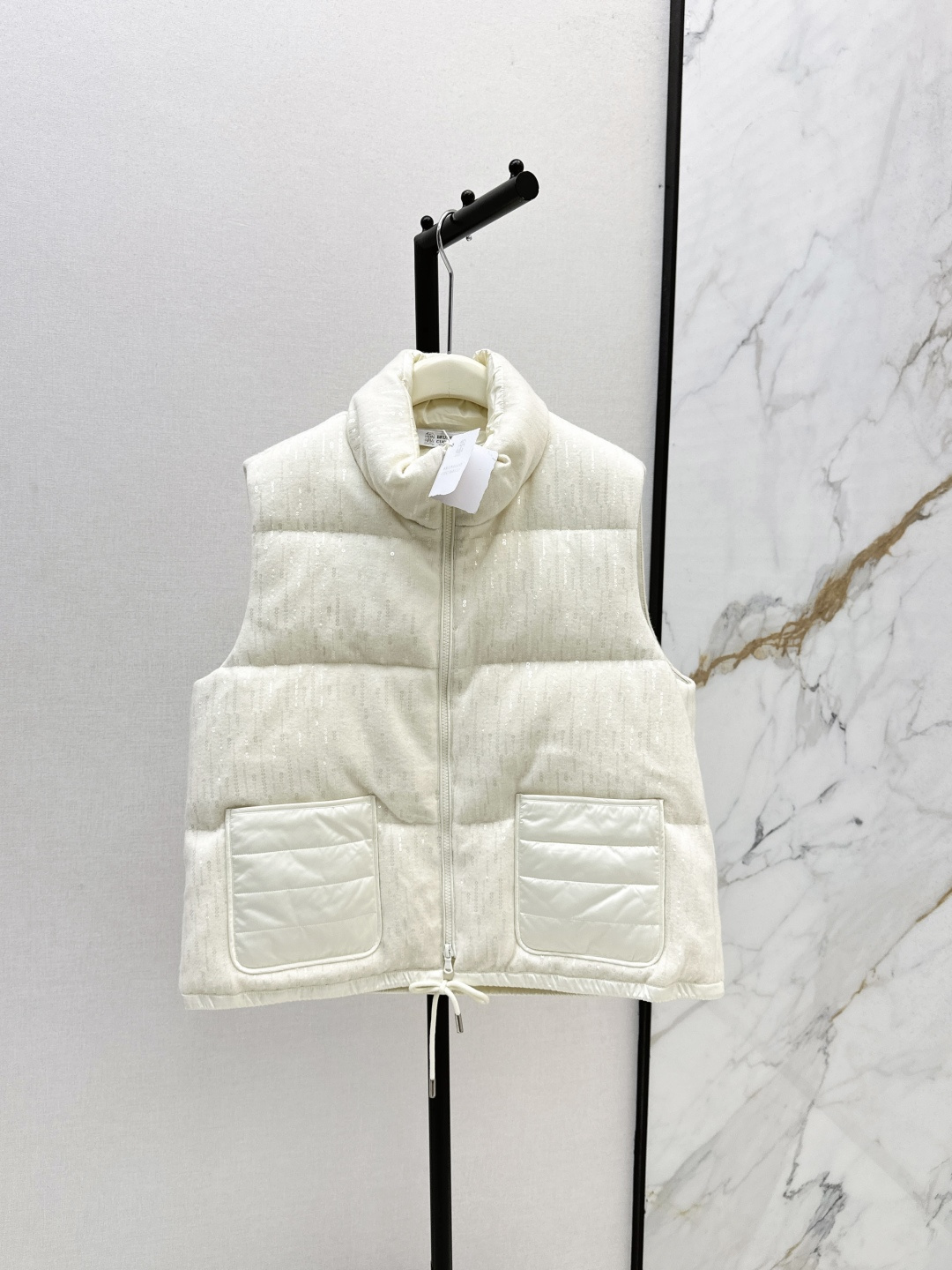 NO:488849,The quality control of dust bags must be included. Bc 25Ss———The latest high-end Italian minimalist wearable stand-collar white goose velvet vest jacket heavy embroidery Bling sequin craft + 100% wool shell to create a variety of craftsmanship exquisite and elegant ~ 90 white goose velvet filling, stand-up collar H-style tailoring, no picky figure at all, casual and generously create an Italian elegant high-end feeling. Two colors are available for sale in stock, Jackets & coats, alexander wang19860909配防尘袋品质控必入 Bc 25Ss————秋冬最新款高奢意式极简穿搭立领白鹅绒马甲外套重磅刺绣Bling亮片工艺+百分百羊毛外壳多种工艺打造 精致有品～ 90白鹅绒填充 立领H版型剪裁 完全不挑身材 随性大方打造意式优雅的高级感 两色现货发售sml,,jackets & coats,alexander wang,Women's clothing