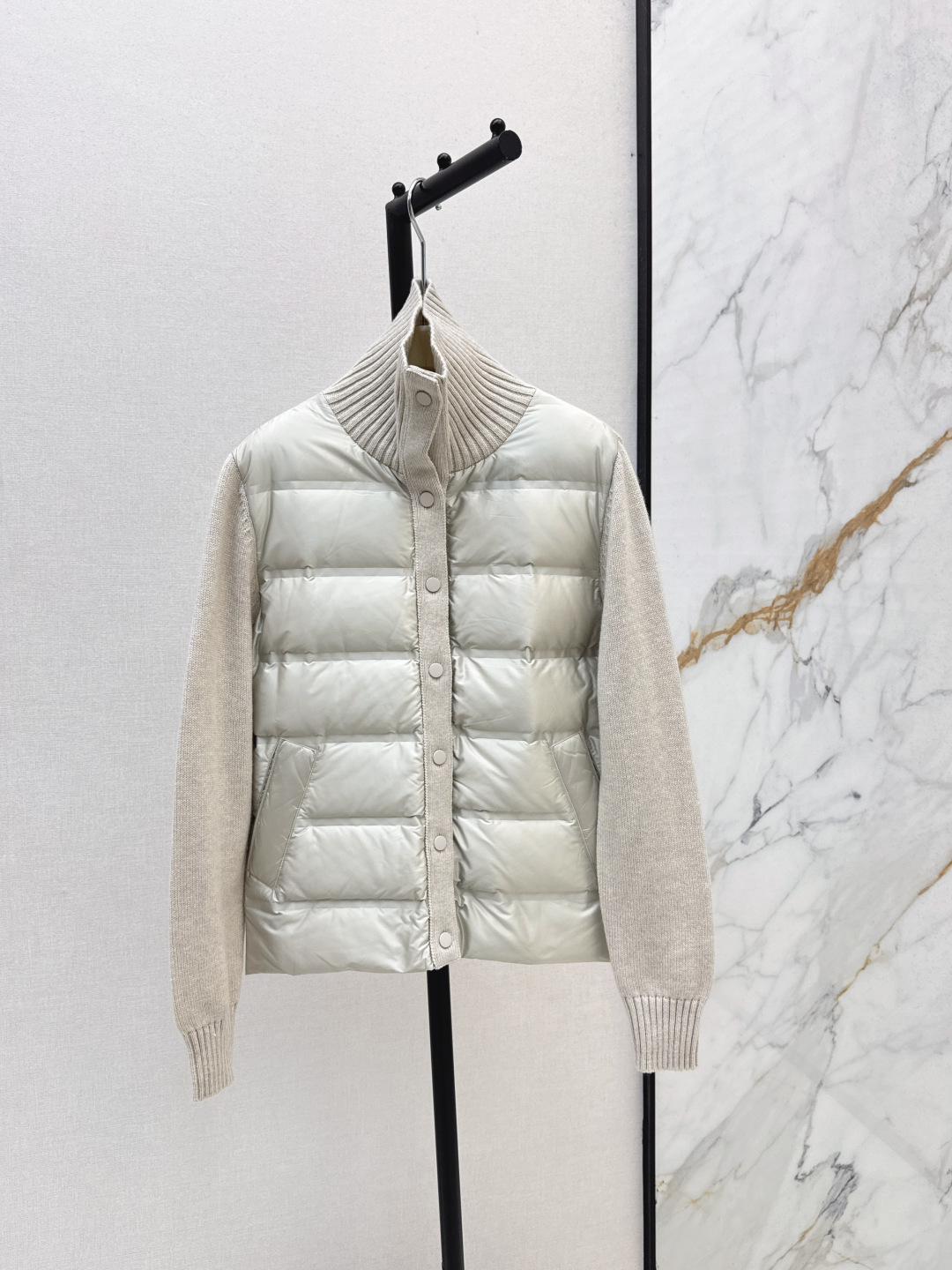 NO:488842,With dust bag quality control, you must enter. Exclusive model ~ LP 25Ss———The latest high-luxury wool knitted styling down jacket in autumn and winter, customized nylon + 100% wool knitted fabric, 90 white goose velvet filled inner, the whole light and warmth, the wool knitted material echoes the sleeves, highlighting the style, the regular slim fit style is different from the large version, integrating warmth and fashionable, casual and generously creating Italian high-luxury elegance, three-color spot sml, loro piana, down jacket, alexander wang19860909配防尘袋品质控必入 独家款～LP 25Ss————秋冬最新款高奢羊毛针织拼接羽绒服定制尼龙+百分百羊毛针织面料 90白鹅绒填充内里 整轻薄保暖 羊毛针织材质与衣袖相呼应 彰显格调 常规修身版型区别于大版型 集保暖与时髦一体 随性大方打造意式高奢优雅 三色现货发售sml,,loro piana,down jacket,alexander wang,Women's clothing