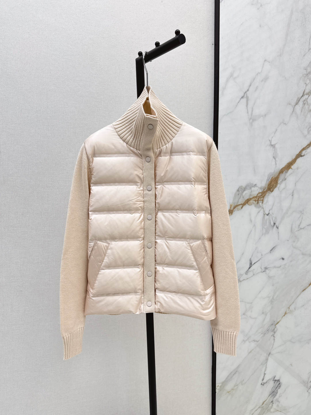 NO:488835,With dust bag quality control, you must enter. Exclusive model ~ LP 35Ss———The latest high-luxury wool knitted styling down jacket in autumn and winter, customized nylon + 100% wool knitted fabric, 90 white goose velvet filled inner, the whole light and warmth, the wool knitted material echoes the sleeves, highlighting the style, the regular slim fit style is different from the large version, integrating warmth and fashionable, casual and generously creating Italian high-luxury elegance, three-color spot sml, loro piana, down jacket, alexander wang19860909配防尘袋品质控必入 独家款～LP 35Ss————秋冬最新款高奢羊毛针织拼接羽绒服定制尼龙+百分百羊毛针织面料 90白鹅绒填充内里 整轻薄保暖 羊毛针织材质与衣袖相呼应 彰显格调 常规修身版型区别于大版型 集保暖与时髦一体 随性大方打造意式高奢优雅 三色现货发售sml,,loro piana,down jacket,alexander wang,Women's clothing