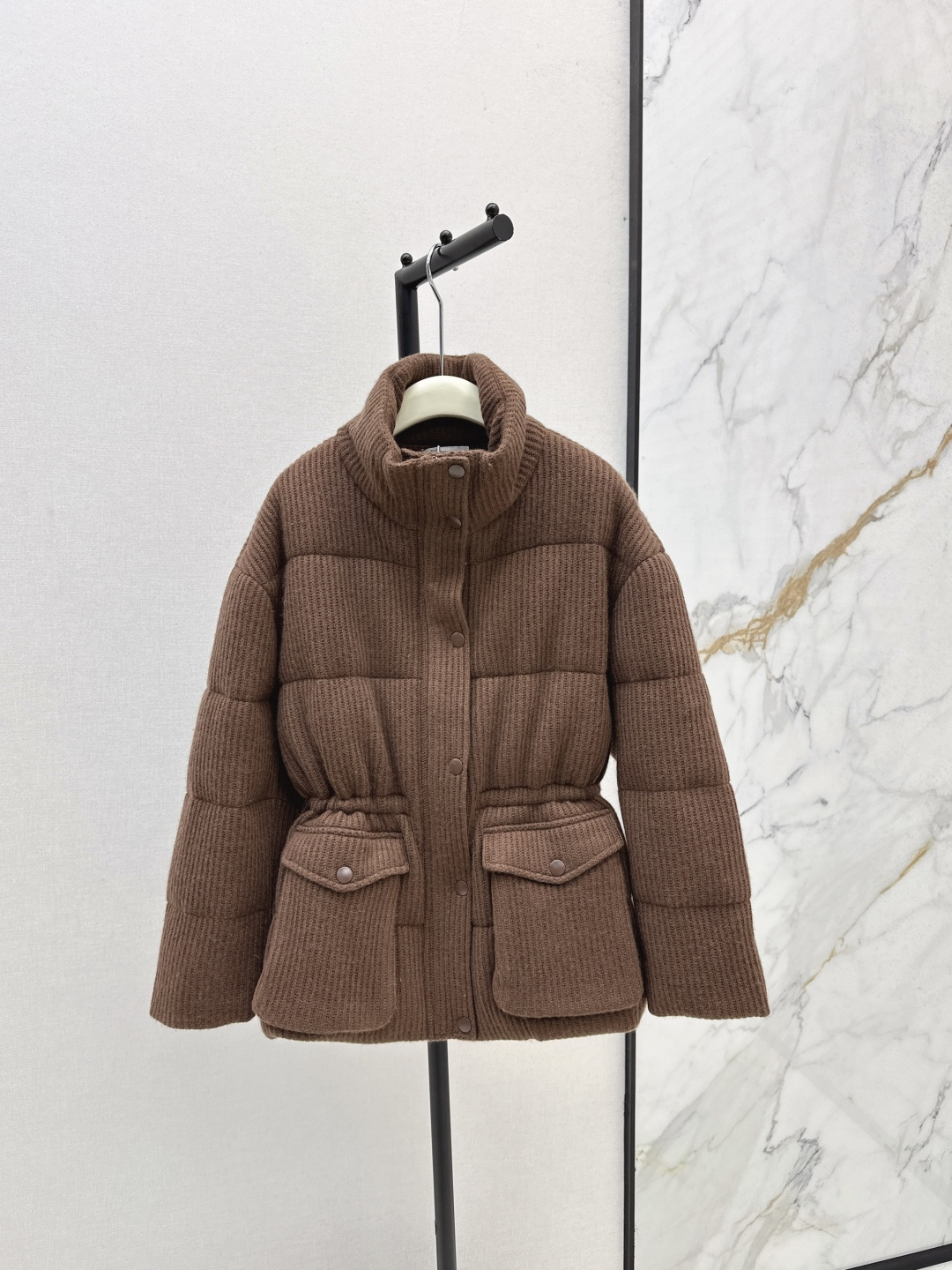 NO:488828,Original quality with dust bag Bc 25Ss———The latest high-end old-fashioned style of autumn and winter, the latest high-end old-fashioned style, stand-up white gooseberry jacket with 100% cashmere shell, white gooseberry filling, high-end series, quality buckle control, drawstring waist-hugging method adds overall styling, classic H-style tailoring, casual and generously creates an Italian elegant sense of high-end three-color spot on sale, sml, jackets & coats, alexander wang19860909配防尘袋原单品质 Bc 25Ss————秋冬最新款高奢老钱风穿搭立领白鹅绒外套百分百山羊绒外壳白鹅绒填充 高定系列 品质扣控必入 抽绳收腰做法增添整体造型感 经典H版型剪裁 随性大方打造意式优雅的高级感 三色现货发售sml,,jackets & coats,alexander wang,Women's clothing