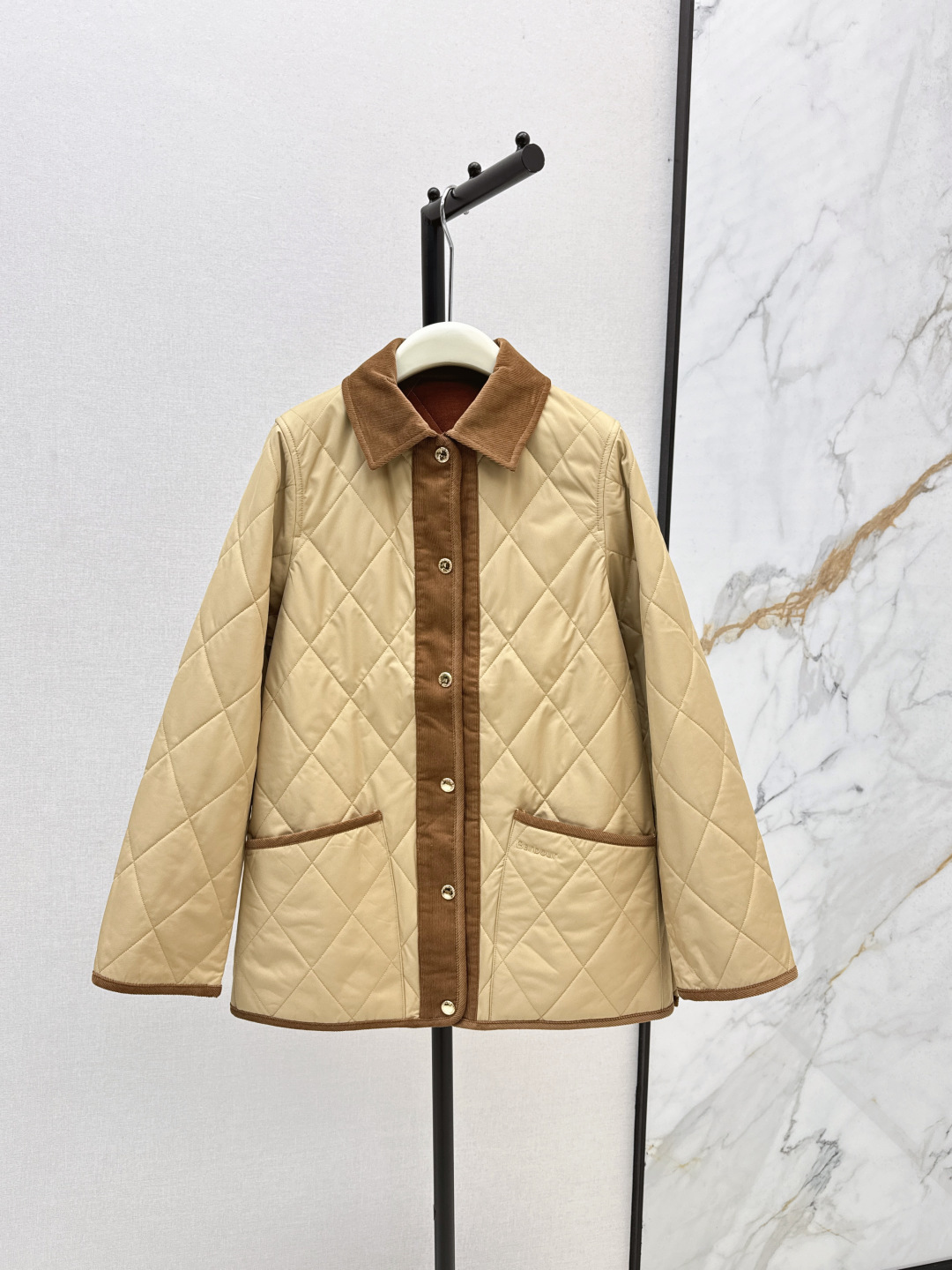 NO:488820,Cotton jackets that are indispensable in winter Fashionable design 25Ss———The latest contrasting corduroy lapel design cotton jackets in autumn and winter The cotton jackets that must be kept every year Super solid and yet styling Contrast lapel design Mid-length H-style tailoring Very atmosphere Pocket letter logo embroidery details Two colors on sale sml, Jackets & coats, alexander wang19860909入冬不可缺少的棉服 时髦设计 25Ss————秋冬最新款撞色灯芯绒绒翻领设计棉服外套 每年必留的棉服系列 超级实穿又不失造型感 撞色翻领设计 中长款H版型剪裁 很有氛围感 口袋字母logo刺绣细节 两色现货发售sml,,jackets & coats,alexander wang,Women's clothing