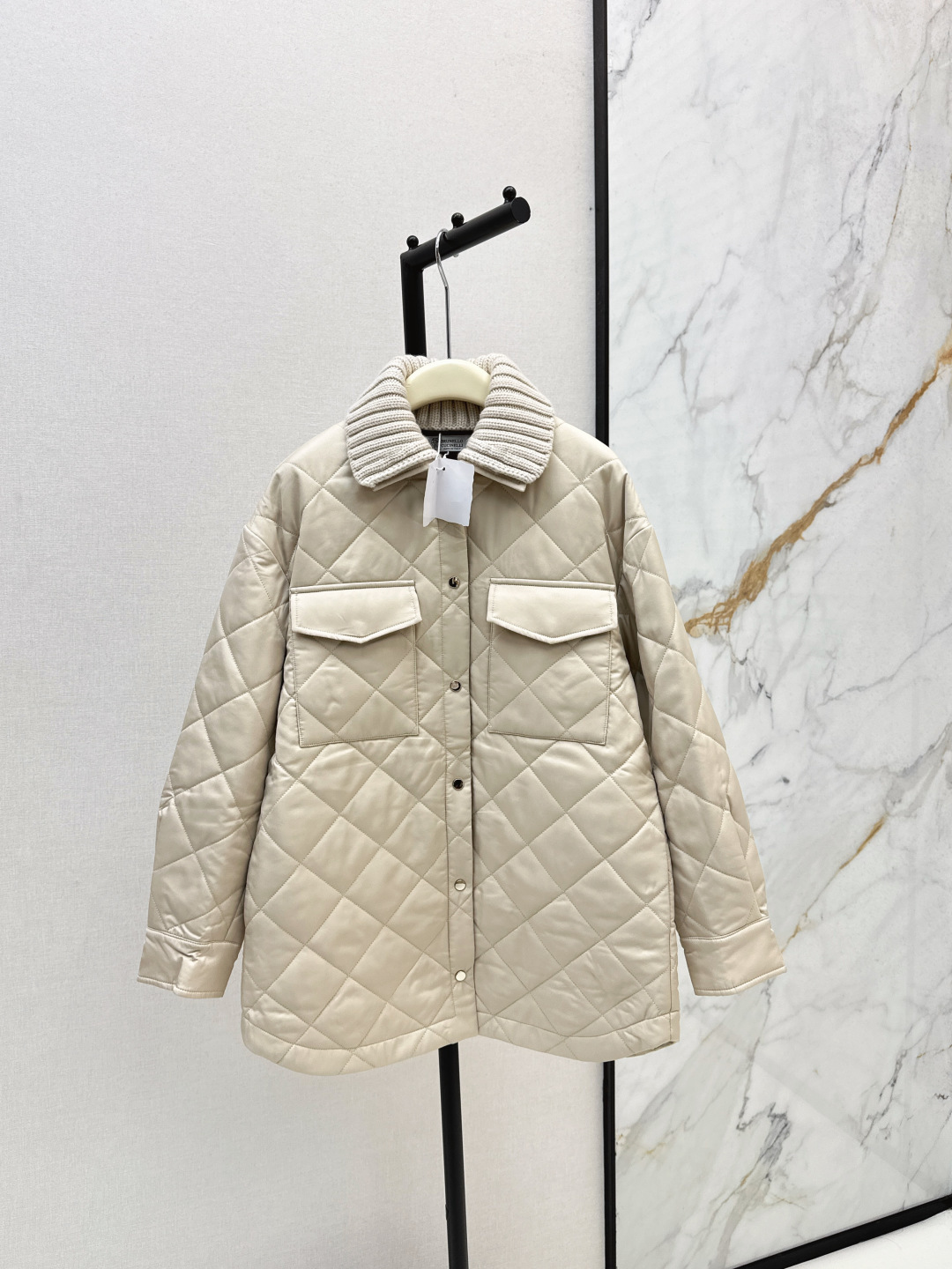 NO:488812,Quality control must be included Bc 25Ss———The latest wool knitted lapel design cotton jacket in autumn and winter. A must-have cotton jacket series that must be left every year. Super solid and without losing the shape. The lapel uses 100% wool knitted method. Mid-length H-style tailoring. Double pocket design adds styling. The upper body has a very atmosphere. Three-color sml,,jackets & coats,alexander wang19860909品质控必入 Bc 25Ss————秋冬最新款羊毛针织翻领设计棉服外套 每年必留的棉服系列 超级实穿又不失造型感 翻领采用百分百羊毛针织做法 中长款H版型剪裁 双口袋设计增添造型效果 上身很有氛围感 三色现货发售sml,,jackets & coats,alexander wang,Women's clothing