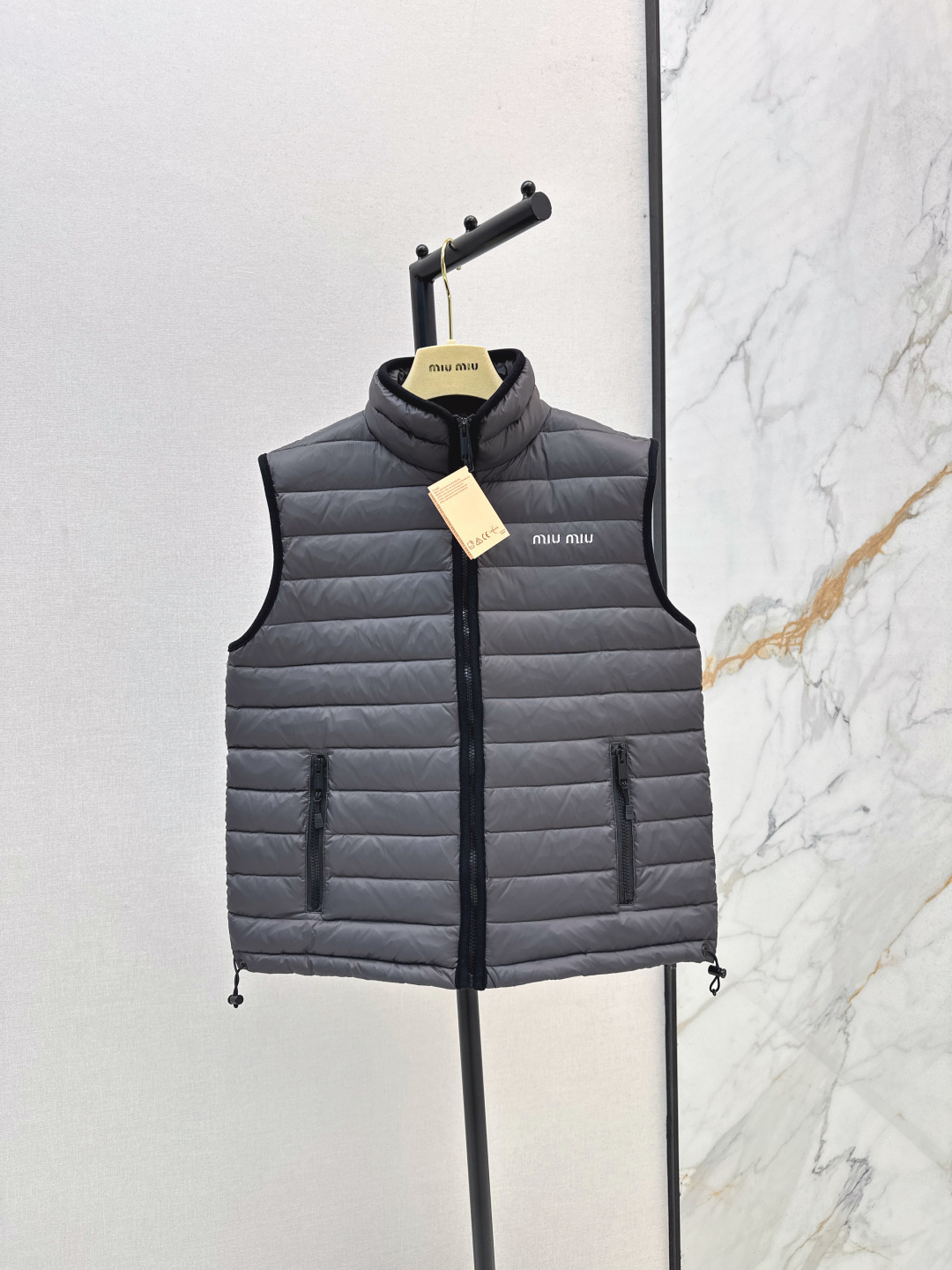 NO:488869,With dust bag Miu 25Ss———The latest light and thin standing collar vest down jacket custom-developed hardware accessories are all detailed in place. H-style tailoring and top-body effect is excellent. Goddess must have versatile and fashionable and handsome. National standard 90 white goose down filling. Memory silk fabric has a straight and stylish texture. Warm and refuse to be bloated. Two-color spot-on sml, miumiu, jackets & coats, down jacket, alexander wang19860909配防尘袋Miu 25Ss———秋冬最新轻薄立领马甲羽绒外套定制开发五金配件所有细节处理全面到位 H版型剪裁上身效果超赞 女神必备 百搭时髦又帅气 国标90白鹅绒填充 记忆丝面料质感立挺有型 保暖拒绝臃肿 两色现货发售sml,,miumiu,jackets & coats,down jacket,alexander wang,Women's clothing