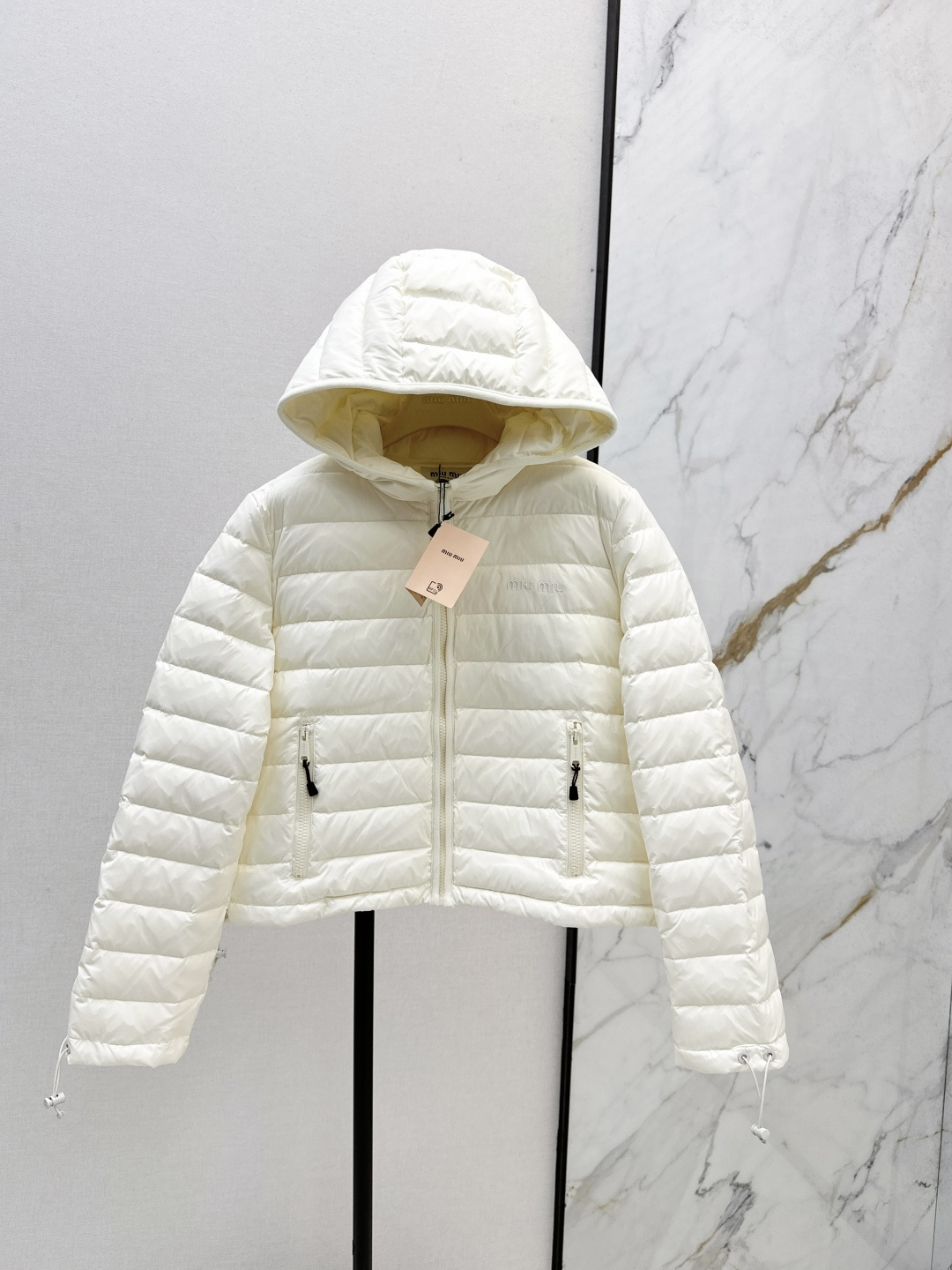 NO:488862,With dust bag Miu 25Ss———The latest light and thin hooded down jacket custom-developed hardware accessories in autumn and winter, all details are handled in full. The micro loose hooded version is excellent in the upper body. The goddess must have versatile and fashionable and handsome. National standard 90 white goose down filling. Memory silk fabric has a straight and stylish texture. Warm and refuse to be bloated. Two colors are available for sale in stock. SML, miumiu, jackets & coats, down jacket, hats, alexander wang19860909配防尘袋Miu 25Ss———秋冬最新轻薄连帽羽绒外套定制开发五金配件所有细节处理全面到位 微宽松连帽版型剪裁上身效果超赞 女神必备 百搭时髦又帅气 国标90白鹅绒填充 记忆丝面料质感立挺有型 保暖拒绝臃肿 两色现货发售sml,,miumiu,jackets & coats,down jacket,hats,alexander wang,Women's clothing