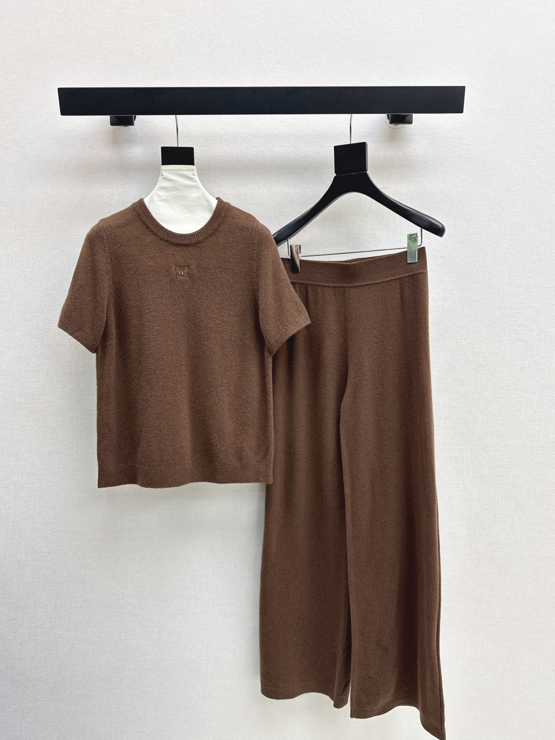 NO:488855,Exclusive model C home 25Ss———The latest knitted suit in early autumn logo embroidered short-sleeved sweater + elastic waist straight pants. The overall feeling is particularly simple and elegant. A set of matching gives you a gentle, beautiful and charming feeling. The color and style are impeccable. The must-have set of lazy people looks good no matter how you match it. The fabric is of a unique texture. It uses customized wool fabric. The details are very good. One set is out. Two colors are available in stock. SML, chanel, T-shirt, alexander wang.19860909独家款 C家 25Ss———早秋最新款针织套装logo刺绣短袖针织衫+松紧腰直筒裤 整体给人感觉特别的简约大气 一套搭配起来给你人一种温柔美丽动人的感觉 颜色跟版型都无可挑剔 懒人必备一套怎么搭都好看 面料质感一绝 采用的是定制羊毛面料 细节很到位 一套出 两色现货发售sml,,chanel,T-shirt,alexander wang,Women's clothing