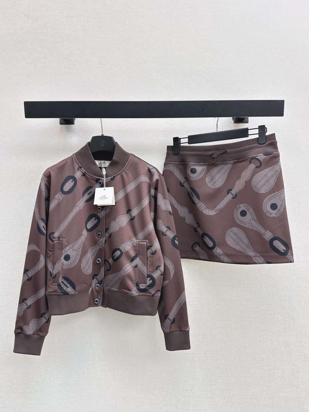 NO:488848,Exclusive model ~ Her 25Ss——The latest simple daily casual set for autumn and winter, stand-up collar jacket + A-line skirt, classic printing technology highlights the style, full of eye-catching effect, and looks good when paired separately. One set is available in stock. SML, skirts, jackets & coats, jackets & coats, alexander wang19860909独家款 ～ Her 25Ss———秋冬最新款简约日常休闲套装 立领夹克外套+A字半裙 经典印花工艺彰显格调 吸睛效果十足 分开搭配也很好看 一套出 一色现货发售sml,,skirts,jackets & coats,jackets & coats,alexander wang,Women's clothing