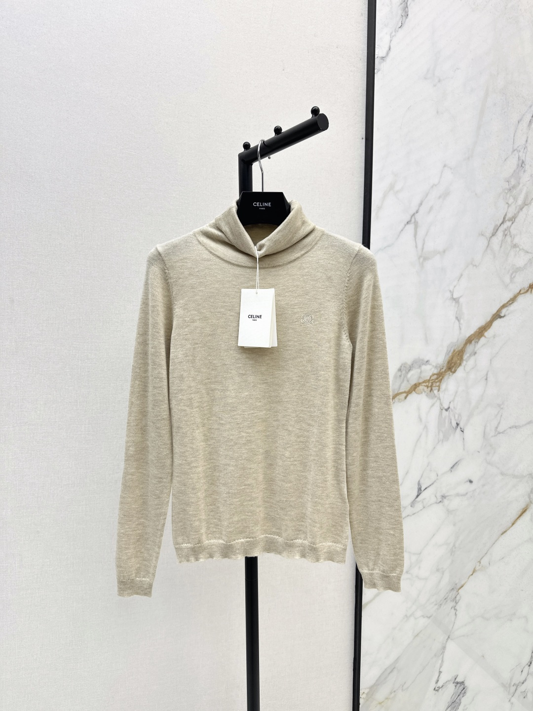 NO:488841,The same style as Liu Shishi Ce 25Ss———The latest style of early autumn Arc decorative turtleneck base shirt is essential for autumn. Minimalist and versatile Arc de Triomphe logo embroidery super eye-catching design. The upper body looks so good. It is not inferior to wearing alone. The layered coat jacket is also very suitable. The fabric is elastic and it is very comfortable to wear in close body. Three colors are available for sale in stock. Jackets & coats, alexander wang19860909刘诗诗同款 Ce 25Ss———早秋最新款凯旋门刺绣装饰高领打底衫入秋必备打底衫 极简百搭 凯旋门logo刺绣超级吸睛的设计 上身太好看了 单穿也不逊色 叠穿大衣外套也很适合 面料带有弹性 贴身穿很舒服 三色现货发售sml,,jackets & coats,alexander wang,Women's clothing