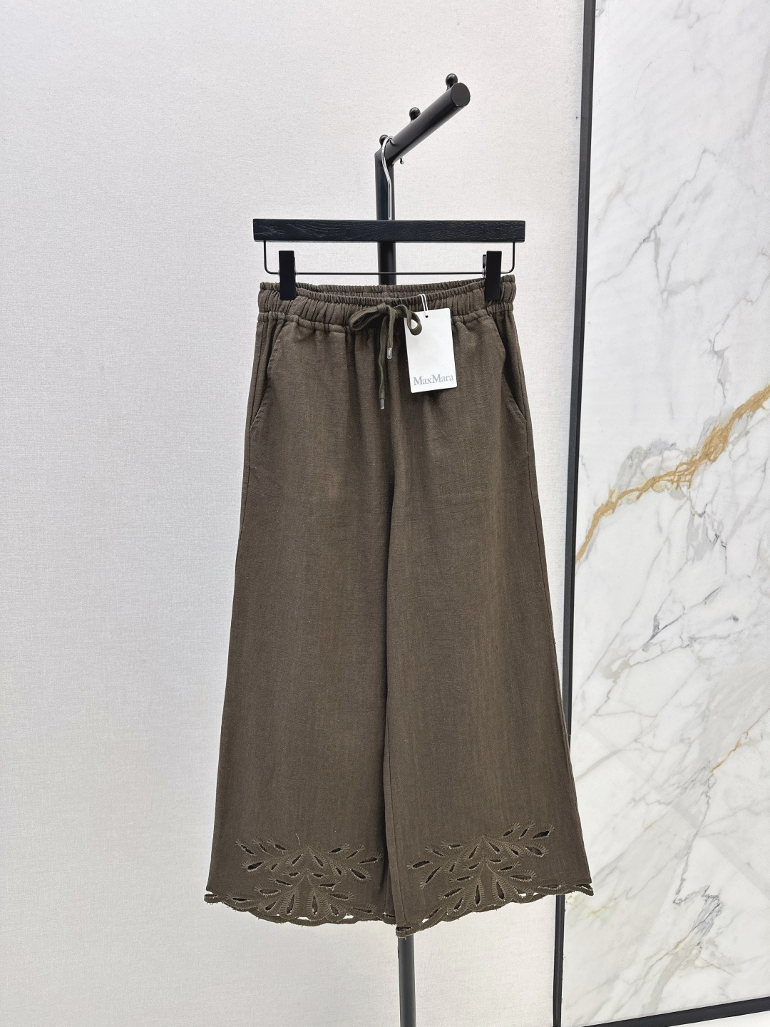 NO:488809,South French vacation style Max 25Ss—————The latest heavy embroidered cotton and linen suit in early autumn, heavy embroidered V-neck flared sleeve top + elastic waist straight nine-point pants, Gaoke heavy cotton and linen fabric, breathable and quality, retro embroidery style is super good, vacation photos are too good, the true South French romance and gentleness, Lao Qian vacation style Look~ Developed, two colors are on sale in stock,,alexander wang19860909南法度假风 Max 25Ss————早秋最新款重磅刺绣棉麻套装重磅刺绣V领喇叭袖上衣+松紧腰直筒九分裤 高克重棉麻面料 透气性和品质感很好 复古刺绣花型超好看 度假拍照太出片了 妥妥的南法浪漫与温柔 老钱度假风Look～ 分开发 两色现货发售sml,,alexander wang,Women's clothing