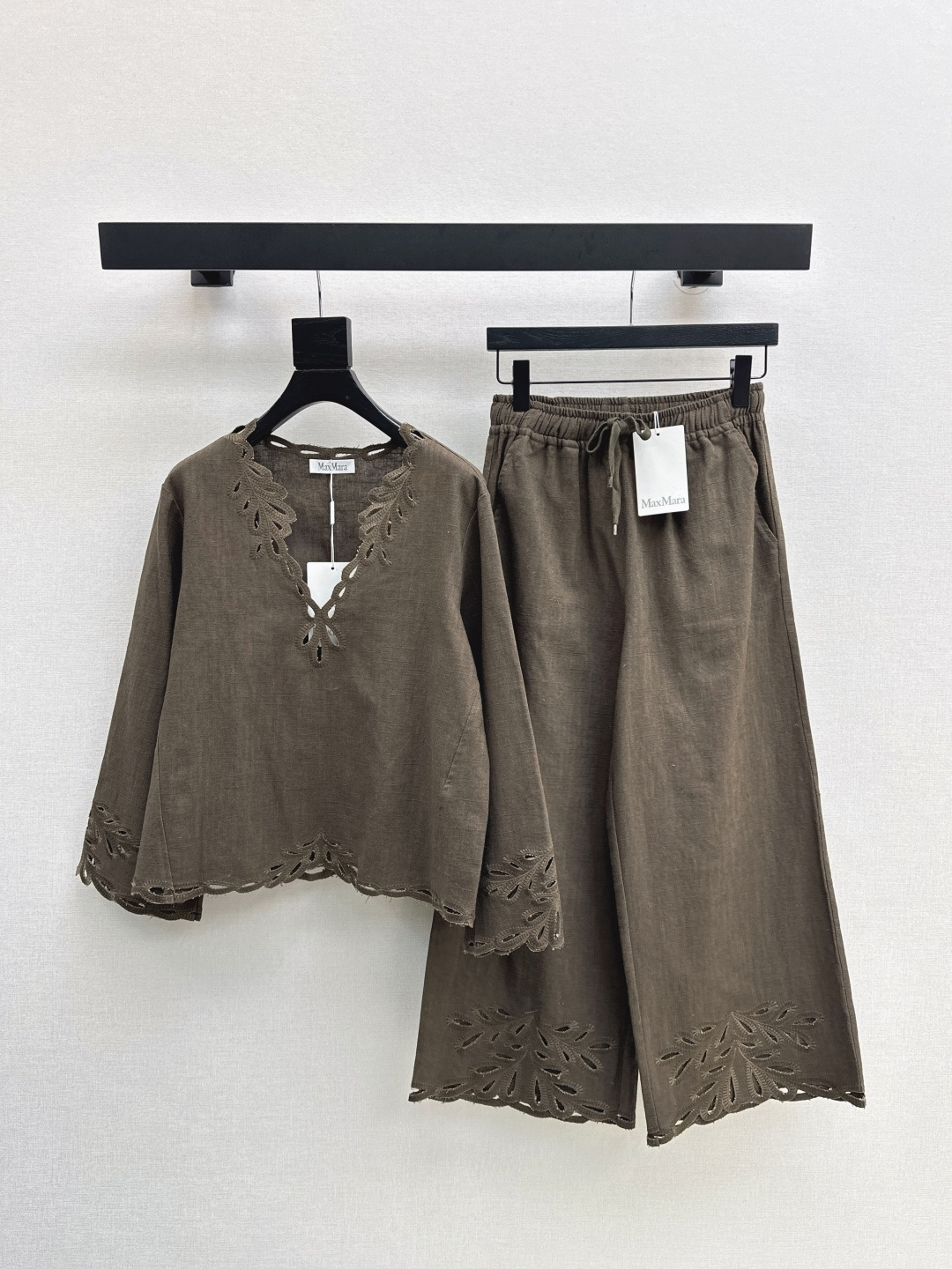 NO:488801,South French vacation style Max 25Ss—————The latest heavy embroidered cotton and linen suit in early autumn, heavy embroidered V-neck flared sleeve top + elastic waist straight nine-point pants, Gaoke heavy cotton and linen fabric, breathable and quality, retro embroidery style is super good, vacation photos are too good, the true South French romance and gentleness, Lao Qian vacation style Look~ Developed, two colors for sale in stock, sml on,,alexander wang19860909南法度假风 Max 25Ss————早秋最新款重磅刺绣棉麻套装重磅刺绣V领喇叭袖上衣+松紧腰直筒九分裤 高克重棉麻面料 透气性和品质感很好 复古刺绣花型超好看 度假拍照太出片了 妥妥的南法浪漫与温柔 老钱度假风Look～ 分开发 两色现货发售sml 上,,alexander wang,Women's clothing