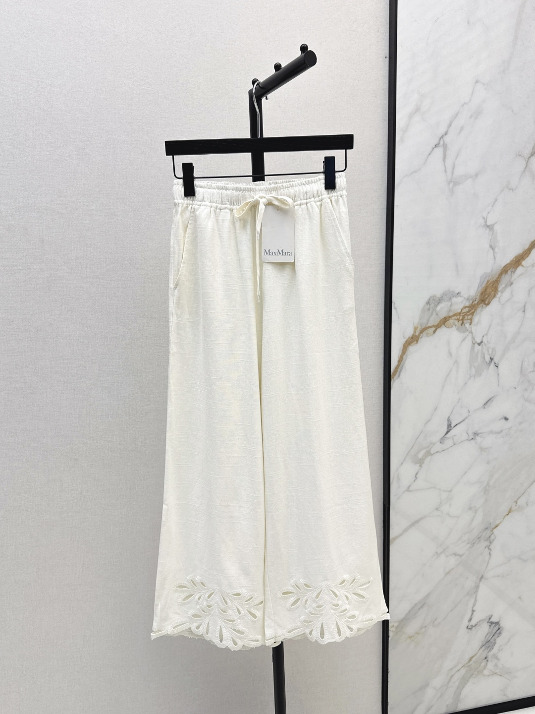 NO:488793,South French vacation style Max 25Ss—————The latest heavy embroidered cotton and linen suit in early autumn, heavy embroidered V-neck flared sleeve top + elastic waist straight nine-point pants, Gaoke heavy cotton and linen fabric, breathable and quality, retro embroidery style is super good, vacation photos are too good, the true South French romance and gentleness, Lao Qian vacation style Look~ Developed, two colors are on sale in stock,,alexander wang19860909南法度假风 Max 25Ss————早秋最新款重磅刺绣棉麻套装重磅刺绣V领喇叭袖上衣+松紧腰直筒九分裤 高克重棉麻面料 透气性和品质感很好 复古刺绣花型超好看 度假拍照太出片了 妥妥的南法浪漫与温柔 老钱度假风Look～ 分开发 两色现货发售sml,,alexander wang,Women's clothing