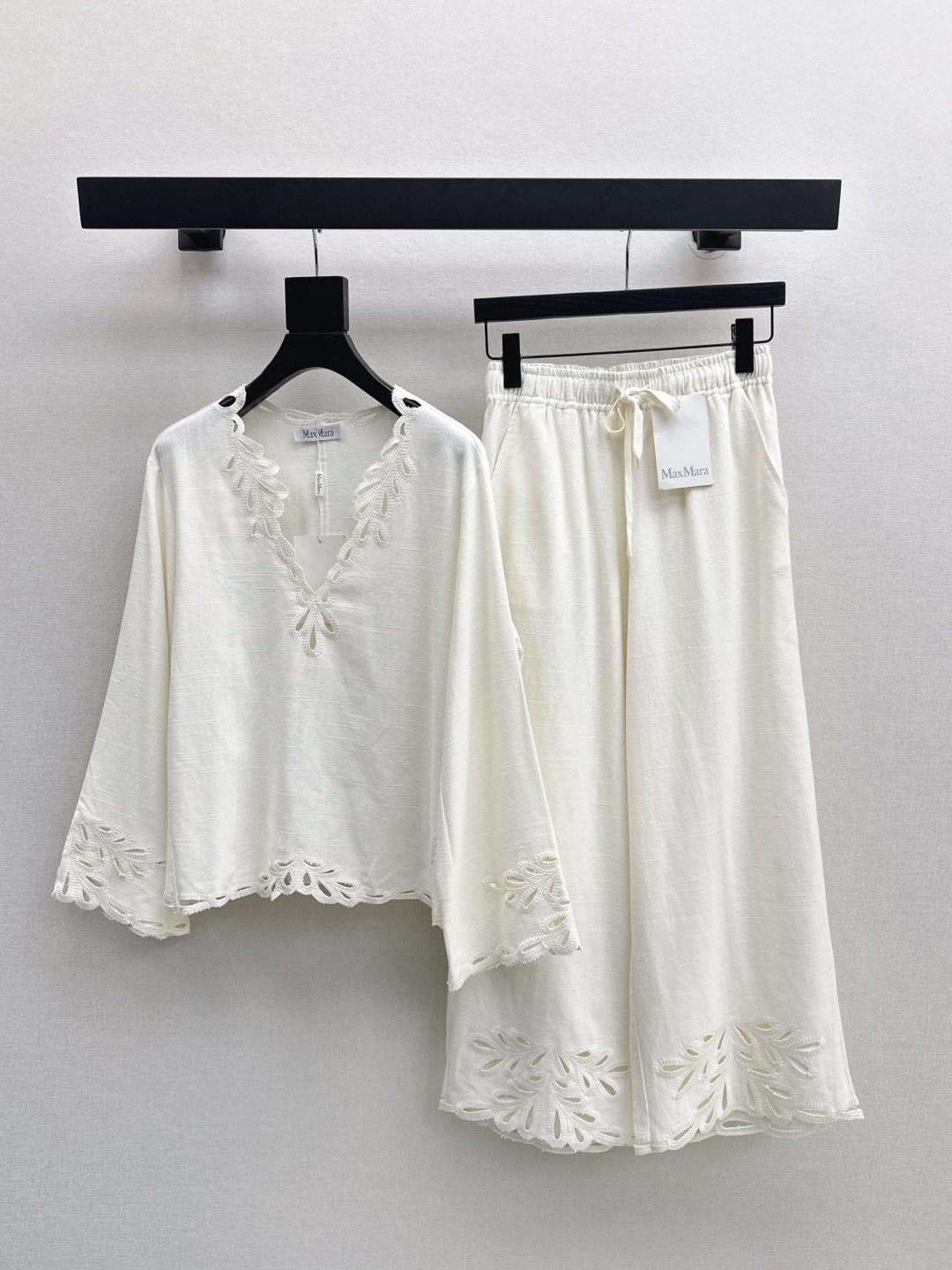 NO:488784,South French vacation style Max 25Ss—————The latest heavy embroidered cotton and linen suit in early autumn, heavy embroidered V-neck flared sleeve top + elastic waist straight nine-point pants, Gaoke heavy cotton and linen fabric, breathable and quality, retro embroidery style is super good, vacation photos are too good, the true South French romance and gentleness, Lao Qian vacation style Look~ Developed, two colors for sale in stock, sml on,,alexander wang19860909南法度假风 Max 25Ss————早秋最新款重磅刺绣棉麻套装重磅刺绣V领喇叭袖上衣+松紧腰直筒九分裤 高克重棉麻面料 透气性和品质感很好 复古刺绣花型超好看 度假拍照太出片了 妥妥的南法浪漫与温柔 老钱度假风Look～ 分开发 两色现货发售sml 上,,alexander wang,Women's clothing