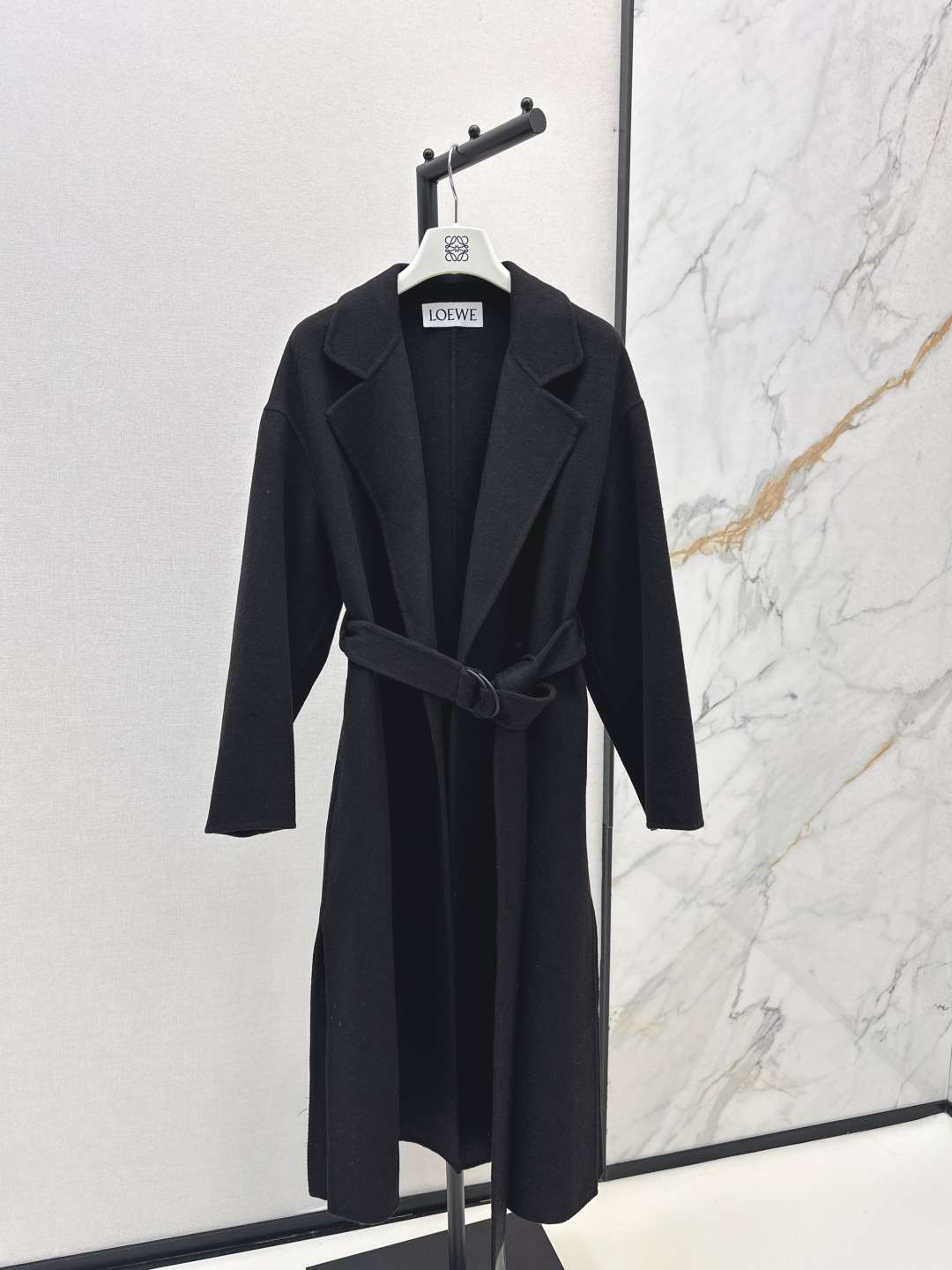 NO:490358,Exclusive model with dust bag ~Loe 25Ss———The latest autumn and winter large lapel pattern double-sided wool long coat with high-end versatility series Customized double-sided wool material soft and delicate handmade craftsmanship Classic long H-style style is not picky for people, super high-end warm and slim upper body Three-color spot sml, loewe, alexander wang19860909配防尘袋独家款 ～Loe 25Ss————秋冬最新款大翻领纹双面羊毛长款大衣高级百搭系列 定制双面羊毛材质手感软糯细腻纯手工制作工艺 经典长款H版型不挑人上身超高级保暖又显瘦 三色现货发售sml,,loewe,alexander wang,Women's clothing