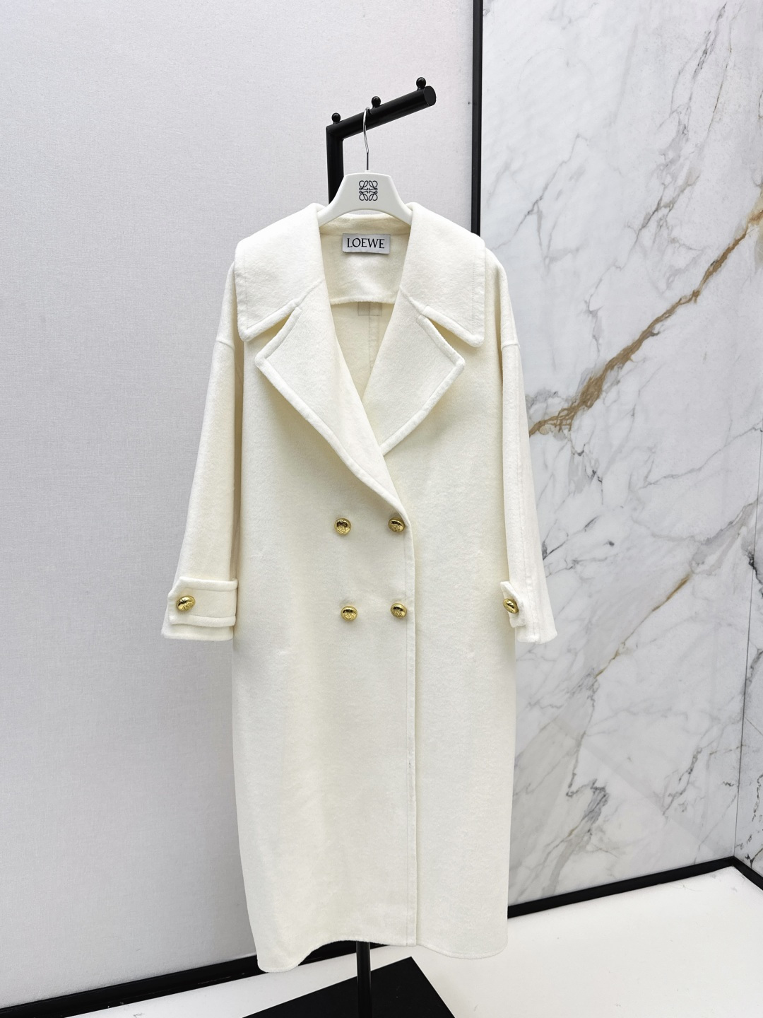 NO:490351,Exclusive model with dust bag ~Loe 25Ss———The latest autumn and winter double-breasted large lapel double-sided wool long coat with high-end versatile series Customized double-sided wool material soft and delicate pure handmade craftsmanship Classic long H-style style is not picky for people, super high-end warm and slim upper body Three-color spot sml, loewe, alexander wang19860909配防尘袋独家款 ～Loe 25Ss————秋冬最新款双排扣大翻领双面羊毛长款大衣高级百搭系列 定制双面羊毛材质手感软糯细腻纯手工制作工艺 经典长款H版型不挑人上身超高级保暖又显瘦 三色现货发售sml,,loewe,alexander wang,Women's clothing