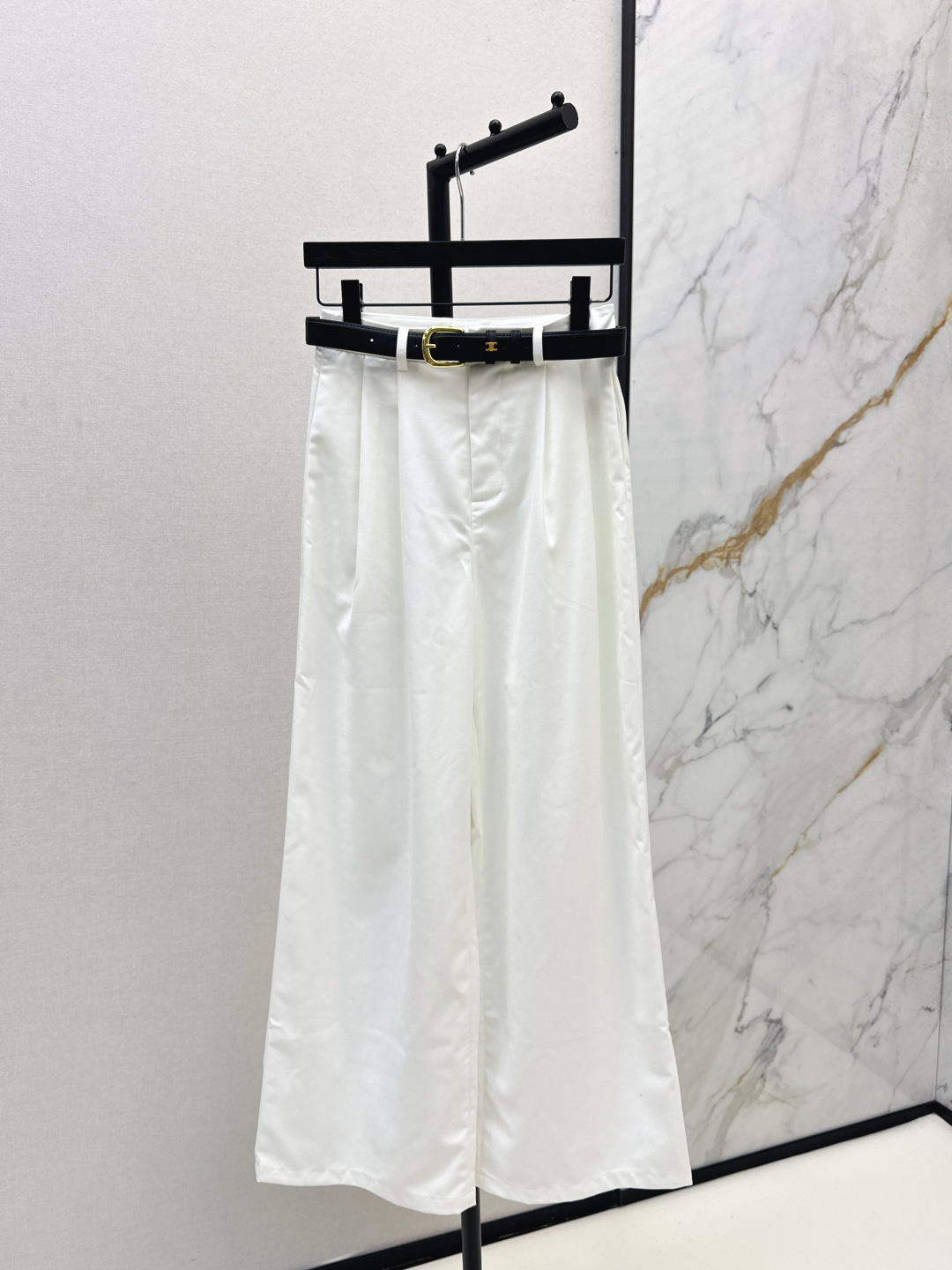 NO:490332,Ce 25Ss———The latest style of Arc de Triomphe embroidered workwear style straight-leg pants in autumn and winter. A whole fashionable workwear pants are very versatile and easy to wear. It is not easy to make mistakes. The upper body is huge and hidden. No matter what leg shape it looks slimming. The embroidery logo embellishes details. Two colors are available for sale in stock. Alexander wang19860909Ce 25Ss————秋冬最新款凯旋门刺绣工装风直筒裤 一整个时髦的工装裤子 非常百搭好穿 不容易出错 上身巨藏肉 无论什么腿型都妥妥显瘦起来 刺绣logo点缀细节 两色现货发售sml,,alexander wang,Women's clothing