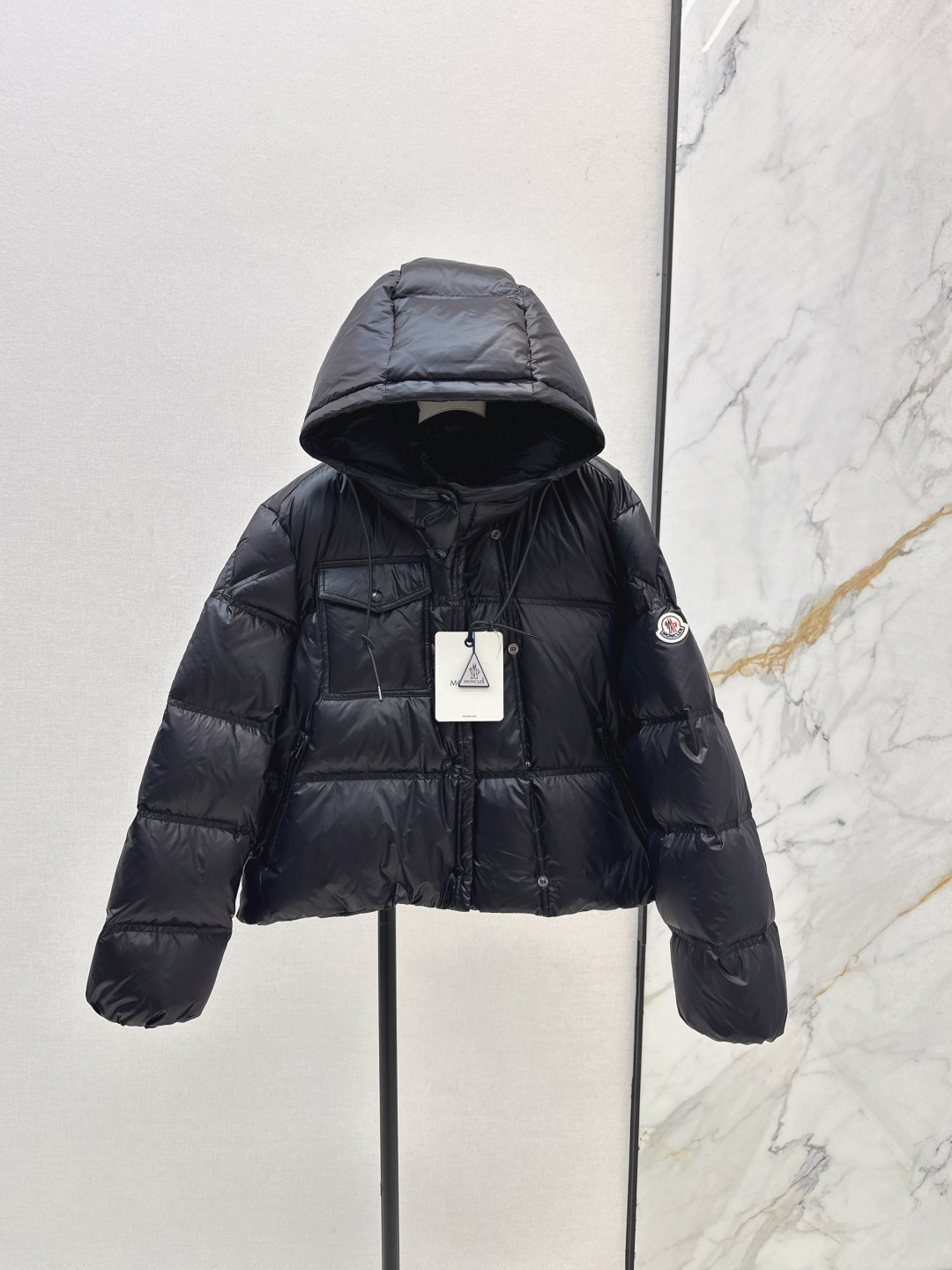 NO:490319,With dust bag Mc 25Ss———The latest official website of autumn and winter new color short stand collar down jacket jacket three-dimensional tailoring design fashionable and handsome National standard 90 white duck down filling Imported memory silk fabric soft texture light and comfortable Imported machine sewn three-dimensional press line technology Original hardware accessories Original mark original standard complete package The real heavy weight Recommended Two-color spot sale sml, Jackets & coats, down jacket, alexander wang19860909配防尘袋Mc 25Ss———秋冬最新款官网新配色短款立领羽绒服外套立体剪裁版型设计 时髦又帅气 国标90白鸭绒填充 进口记忆丝面料 质感柔软轻盈舒适 进口机缝制立体压线线条工艺 原版五金配件 原唛原标配套齐全 实物重磅有分量 推荐 两色现货发售sml,,jackets & coats,down jacket,alexander wang,Women's clothing