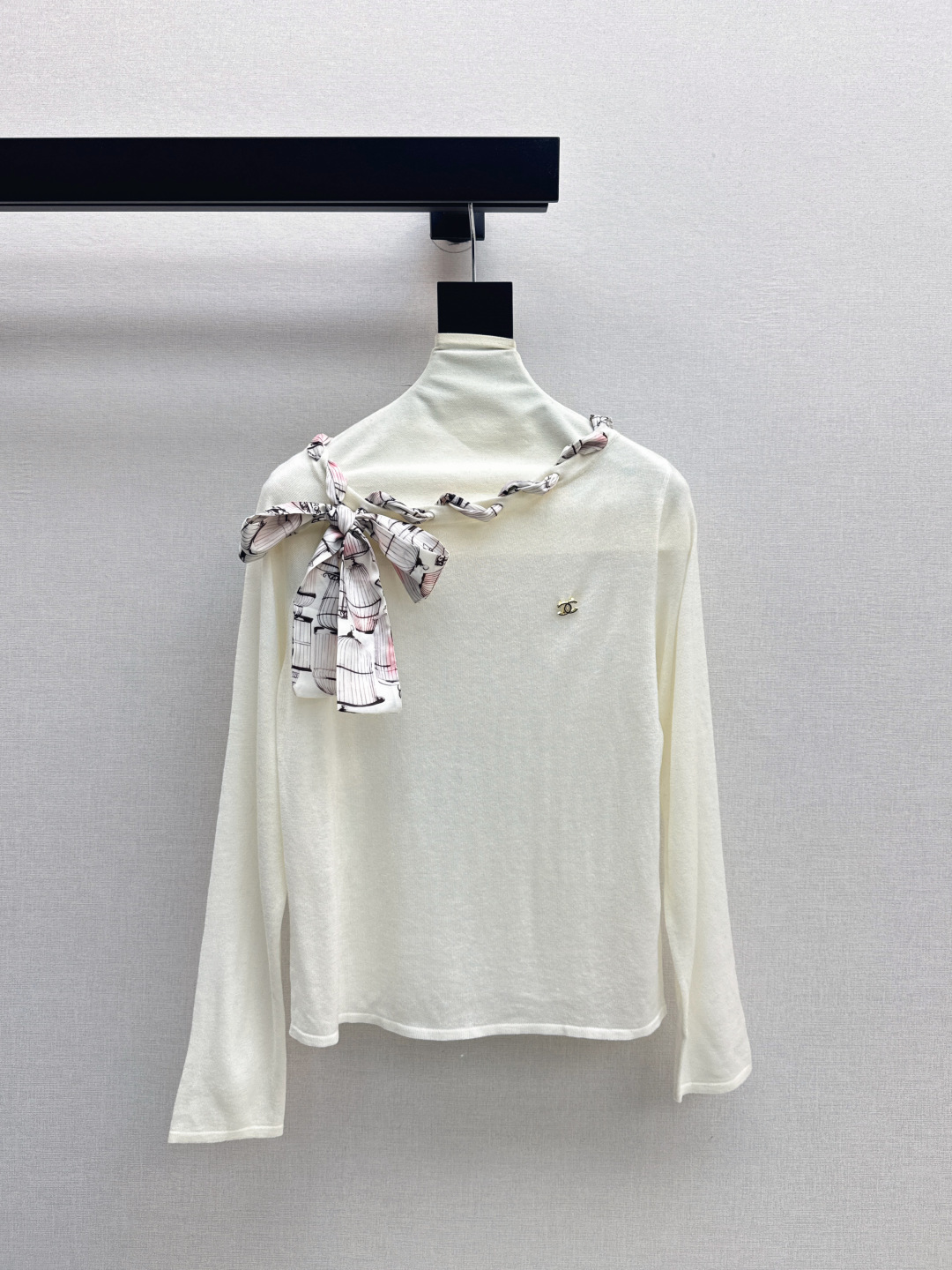 NO:490303,aC home 25Ss——————The latest silk scarf decorative off-shoulder long-sleeved base shirt in early autumn. Sweet and pure style. Minimalist and bright. High elastic fabric soft and comfortable version. High-fitting style. High-end body makes it look slim and age-reducing. Universal versatile items that are atmospheric and easy to wear. Must-have for daily wear. Highly recommended for your own style. Two-color spot-on sml, chanel, alexander wang19860909aC家 25Ss————早秋最新款丝巾装饰斜肩长袖打底衫 甜美纯欲风 极简有亮点 高弹力面料柔软舒适版型上身巨显瘦 减龄精致 万能的百搭单品大气又好穿 日常穿搭必备 强烈推荐自留款 两色现货发售sml,,chanel,alexander wang,Women's clothing