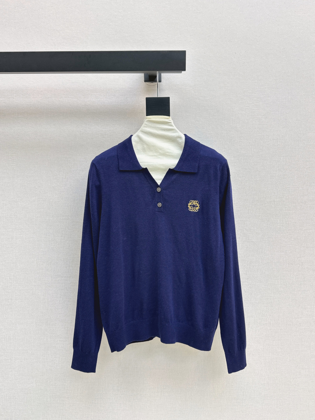 NO:490266,Loe 25Ss—————The latest logo embroidered wool top in early autumn, age-reducing college style, knock-on, just wear, base, layering is OK, more fashionable, wool fabric, delicate and grey feels warm, four colors are available in stock, sml, loewe, alexander wang19860909Loe 25Ss————早秋最新款logo刺绣羊毛上衣 减龄学院风 敲实穿 单穿打底都OK 叠穿更加时髦 采用羊毛面料 手感细腻灰常保暖 四色现货发售sml,,loewe,alexander wang,Women's clothing