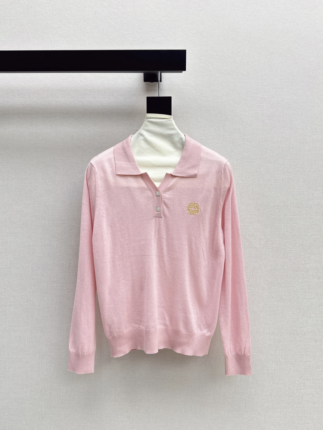 NO:490374,Loe 25Ss—————The latest logo embroidered wool top in early autumn, age-reducing college style, knock-on, just wear, base, layering is OK, more fashionable, wool fabric, delicate and grey feels warm, four colors are available in stock, sml, loewe, alexander wang19860909Loe 25Ss————早秋最新款logo刺绣羊毛上衣 减龄学院风 敲实穿 单穿打底都OK 叠穿更加时髦 采用羊毛面料 手感细腻灰常保暖 四色现货发售sml,,loewe,alexander wang,Women's clothing