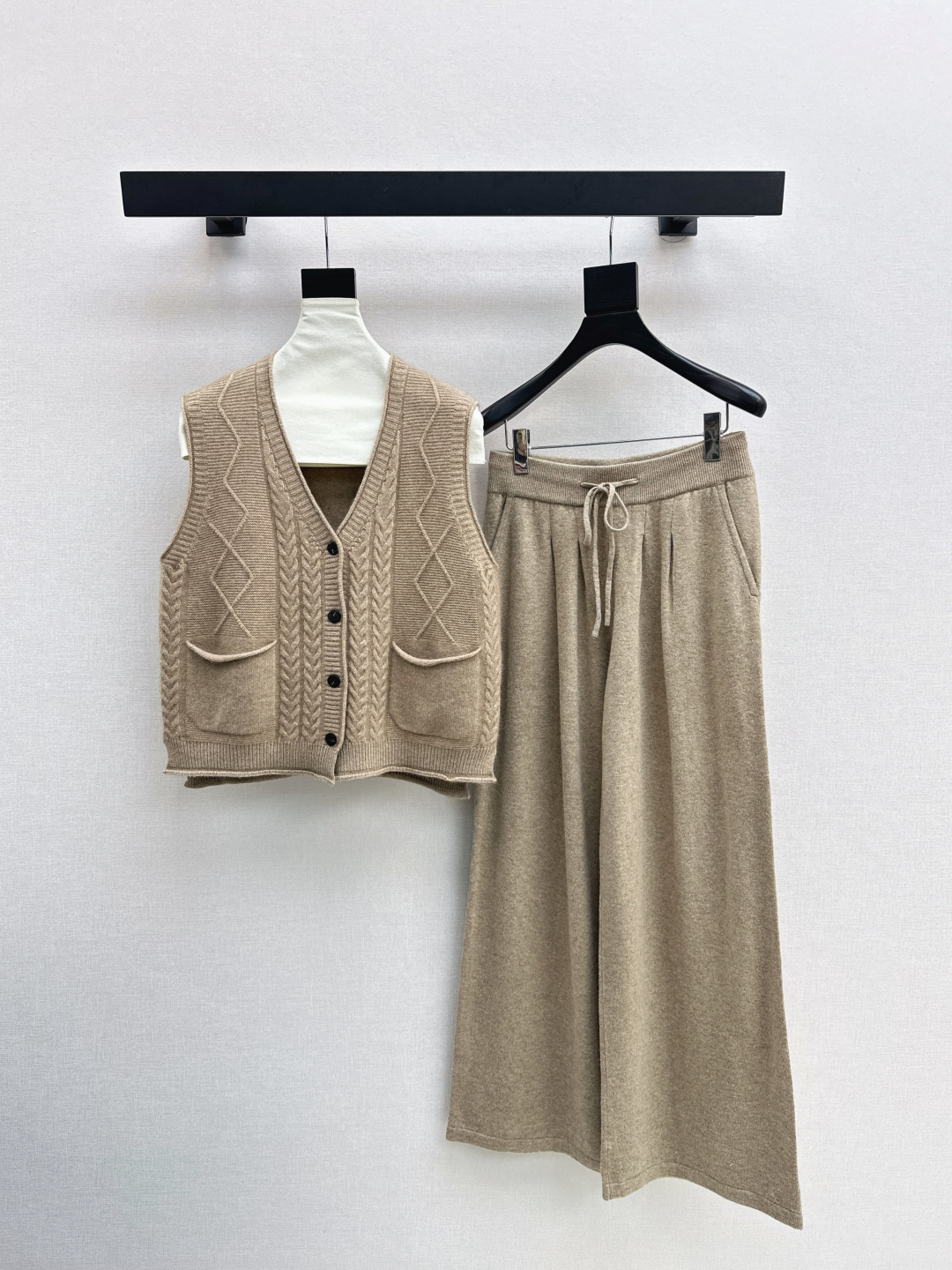 NO:490368,Max 25Ss——The latest lazy style wool suit in autumn and winter V-neck vest + elastic waist straight pants 100% worsted wool yarn fabric Simple and atmospheric lazy style, durable, warmth and appearance are both online~~ The most practical and versatile boutique, everyday high-end, base layered in autumn and winter!  !  Extra elasticity and body shape for sale. Two colors are available for sale in stock, alexander wang19860909Max 25Ss———秋冬最新款慵懒风羊毛套装V领马甲+松紧腰直筒裤 百分百精纺羊毛纱线面料 简约大气慵懒版型 经久耐穿 保暖度和颜值却都在线～～最实穿百搭的精品 秋冬打底叠穿日常高级！！超大弹力不挑身材一套出售 两色现货发售sml,,alexander wang,Women's clothing