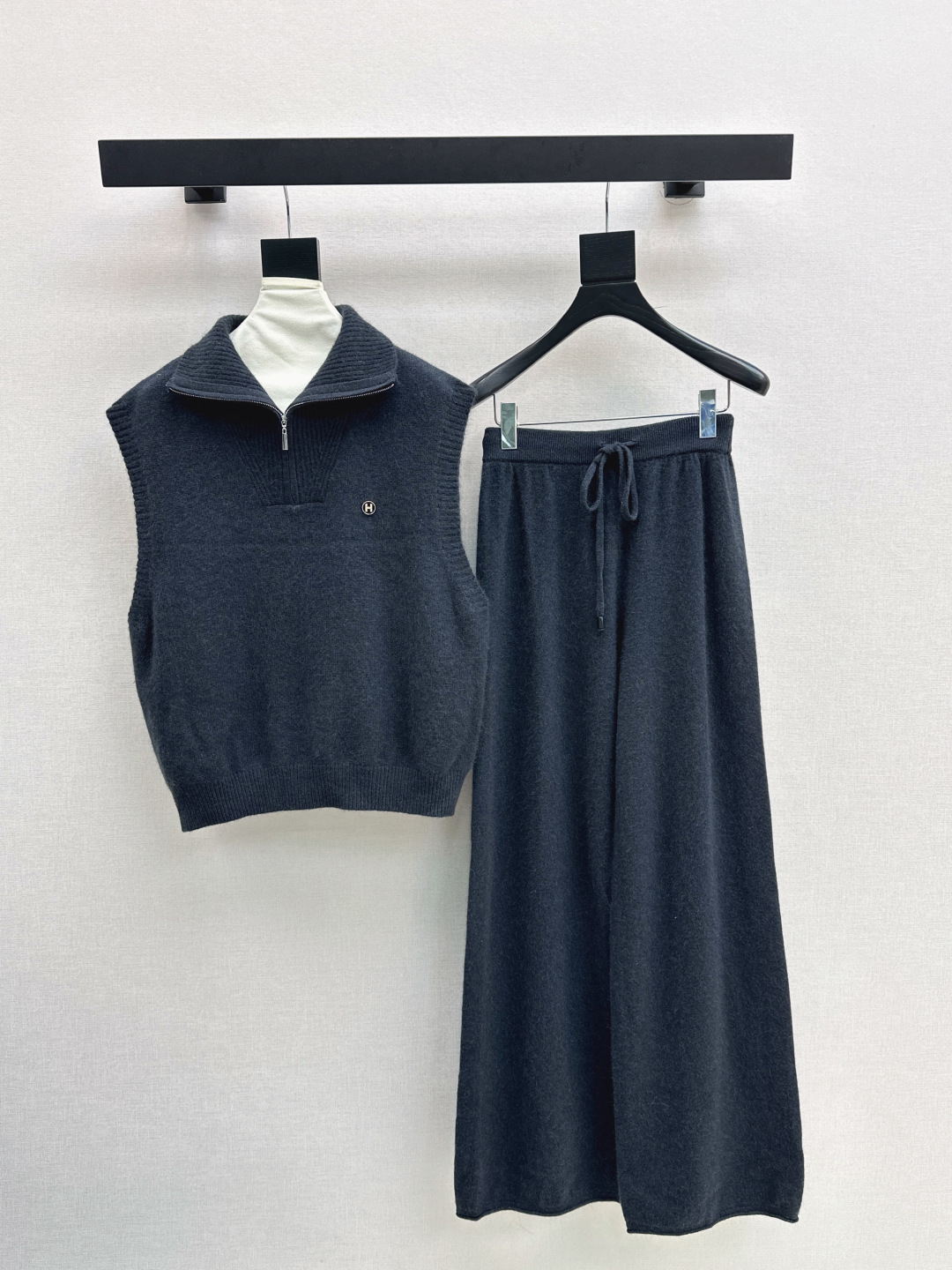 NO:490362,Her 25Ss——The latest lazy style wool suit in autumn and winter, half-pallet wool sleeveless sweater + elastic waist straight pants, 100% worsted wool yarn fabric, simple and atmospheric lazy style, durable, warmth and appearance are both online~~ The most practical and versatile boutique, everyday high-end, base layered in autumn and winter!  !  Extra large elasticity and body shape for sale. Three-color spot sale sml, sweaters, alexander wang19860909Her 25Ss———秋冬最新款慵懒风羊毛套装半开襟羊毛无袖毛衣+松紧腰直筒裤 百分百精纺羊毛纱线面料 简约大气慵懒版型 经久耐穿 保暖度和颜值却都在线～～最实穿百搭的精品 秋冬打底叠穿日常高级！！超大弹力不挑身材一套出售 三色现货发售sml,,sweaters,alexander wang,Women's clothing