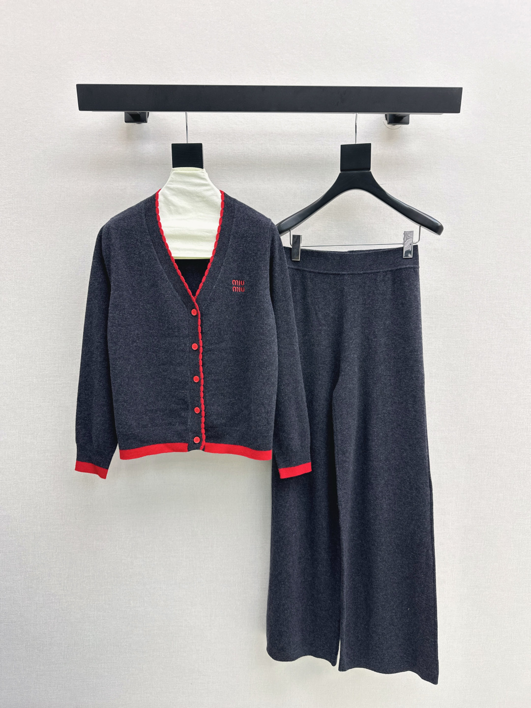 NO:492245,Miu 25Ss———The latest lazy style wool suit in autumn and winter, contrasting color and decorative V-neck cardigan + elastic waist straight pants, 100% worsted wool yarn fabric, simple and atmospheric lazy style, durable, warmth and appearance are both online~~ The most practical and versatile quality, everyday high-end, autumn and winter base layered, daily high-end!  !  Extra large elasticity and body shape for sale. Four colors are available for sale in stock. Miumiu, alexander wang19860909Miu 25Ss———秋冬最新款慵懒风羊毛套装撞色镶边装饰V领开衫+松紧腰直筒裤 百分百精纺羊毛纱线面料 简约大气慵懒版型 经久耐穿 保暖度和颜值却都在线～～最实穿百搭的精品 秋冬打底叠穿日常高级！！超大弹力不挑身材一套出售 四色现货发售sml,,miumiu,alexander wang,Women's clothing