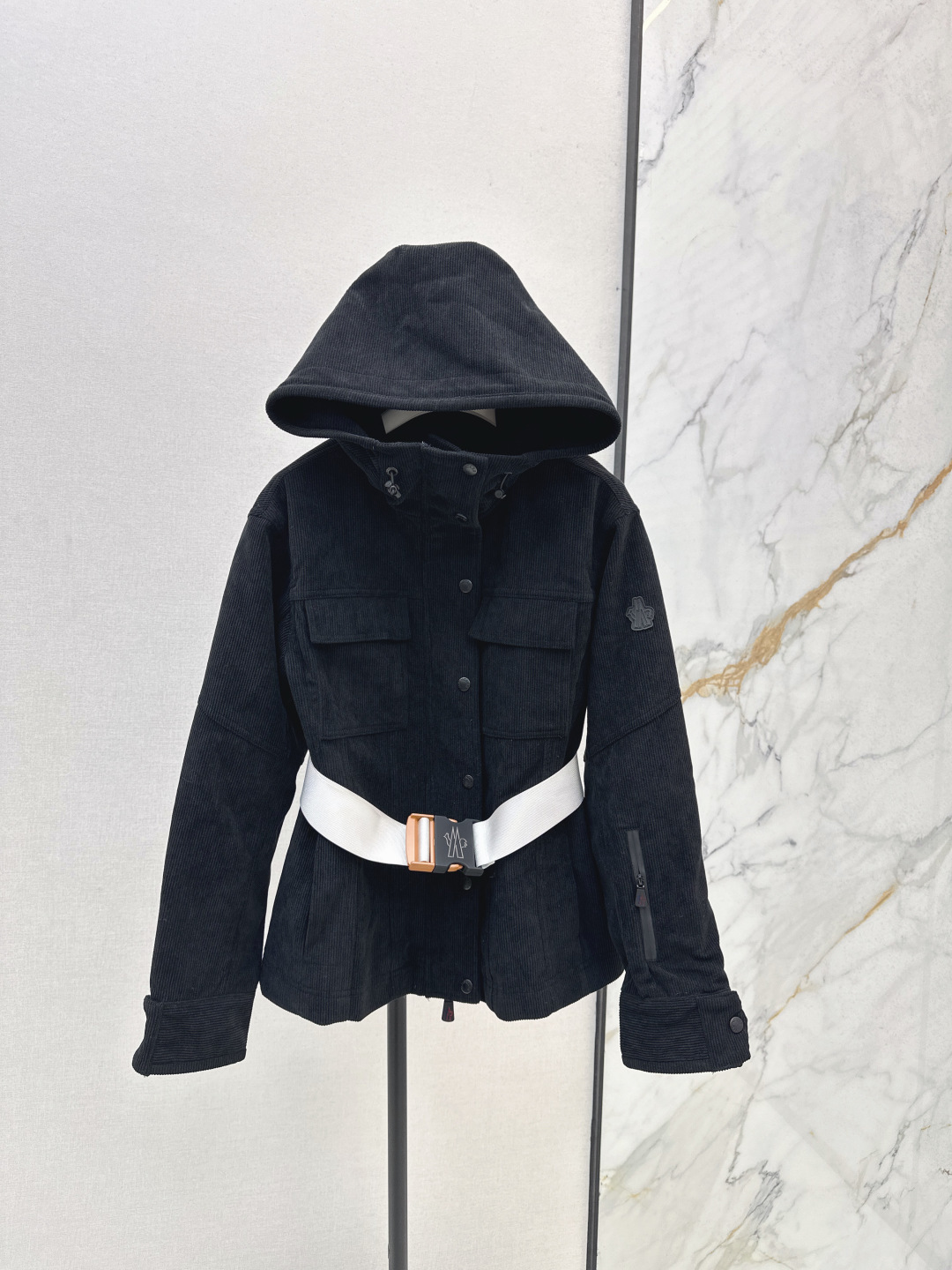 NO:490311,a good-looking and slim windbreaker Mc 25Ss———The latest ski series corduroy logo belt waist-hugging design jacket jacket breaks the traditional design sense. This model has been added to the belt design, making it look slimmer and has a styling feeling. It is very suitable for daily outings or outdoor outfits. When taking photos, it comes with a small waist filter. The details and hardware are very powerful. Two colors are available for sale in stock. SML, Jackets & coats, alexander wang19860909a好看又显瘦的风衣 Mc 25Ss————秋冬最新款滑雪系列灯芯绒logo腰带收腰设计冲锋衣外套 打破传统的设计感 这款加入了系腰带设计 更加显瘦 有造型感 日常出街或者野外穿搭都很适合 拍起照来自带小蛮腰滤镜感 细节五金都很强大 两色现货发售sml,,jackets & coats,alexander wang,Women's clothing