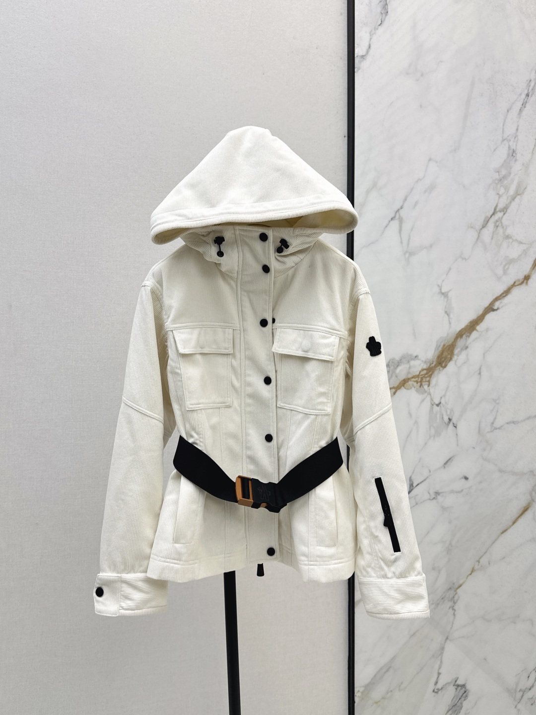 NO:490302,The best-looking and slim windbreaker Mc 25Ss———The latest ski series corduroy logo belt waist-hugging design jacket jacket breaks the traditional design sense. This model has a belt design that makes it look slimmer and has a styling feel. It is very suitable for daily outings or outdoor outfits. When taking photos, it comes with a small waist filter. The details and hardware are very powerful. Two colors are available for sale in stock. Jackets & coats, alexander wang19860909好看又显瘦的风衣 Mc 25Ss————秋冬最新款滑雪系列灯芯绒logo腰带收腰设计冲锋衣外套 打破传统的设计感 这款加入了系腰带设计 更加显瘦 有造型感 日常出街或者野外穿搭都很适合 拍起照来自带小蛮腰滤镜感 细节五金都很强大 两色现货发售sml,,jackets & coats,alexander wang,Women's clothing