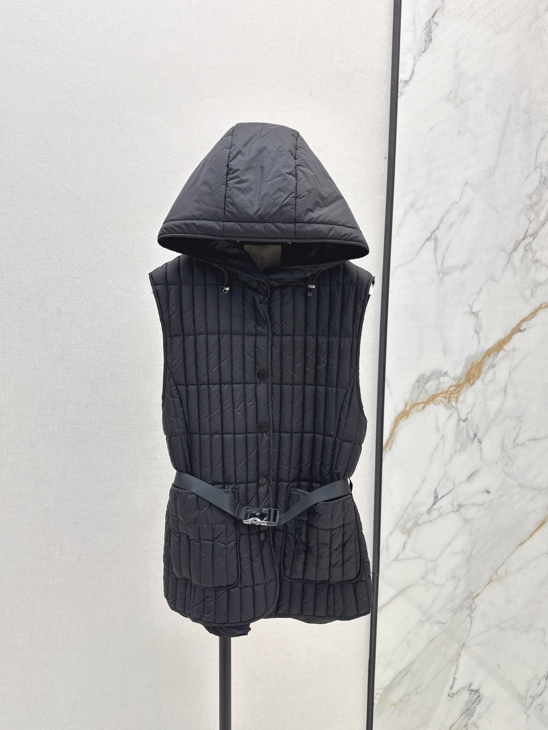 NO:492240,With dust bag Mc 25Ss———The latest light and thin hooded down jacket vest in autumn and winter. Custom-developed hardware accessories are all detailed and handled in full. The waist-hugging perfect version is excellent. The goddess must have. It is versatile and fashionable and handsome. National standard 90 white duck down filling. Memory silk fabric has a straight and stylish texture. Warm and refuse to be bloated. Three standards are complete. Recommended. Three colors are available in stock. mlxl, down jacket, hats, alexander wang.19860909配防尘袋Mc 25Ss———秋冬最新款轻薄款连帽羽绒服马甲 定制开发五金配件所有细节处理全面到位 收腰完美版型上身效果超赞 女神必备 百搭时髦又帅气 国标90白鸭绒填充 记忆丝面料质感立挺有型 保暖拒绝臃肿 三标齐全 推荐 三色现货发售mlxl,,down jacket,hats,alexander wang,Women's clothing