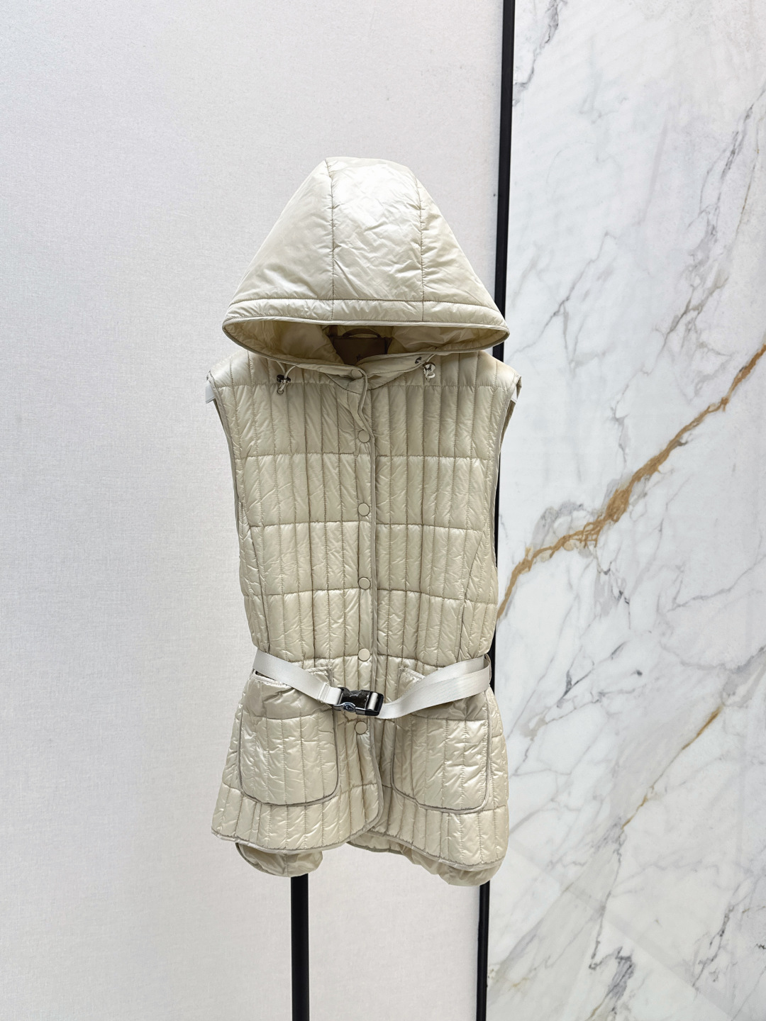 NO:492233,With dust bag Mc 25Ss———The latest light and thin hooded down jacket vest in autumn and winter. Custom-developed hardware accessories are all detailed in place. The waist-hugging perfect version is excellent. The goddess must have. It is versatile and fashionable and handsome. National standard 90 white duck down filling. Memory silk fabric has a straight and stylish texture. Warm and refuse to be bloated. Three standards are complete. Recommended. Three colors are available in stock. mlxl, down jacket, hats, alexander wang.19860909配防尘袋Mc 25Ss———秋冬最新款轻薄款连帽羽绒服马甲 定制开发五金配件所有细节处理全面到位 收腰完美版型上身效果超赞 女神必备 百搭时髦又帅气 国标90白鸭绒填充 记忆丝面料质感立挺有型 保暖拒绝臃肿 三标齐全 推荐 三色现货发售mlxl,,down jacket,hats,alexander wang,Women's clothing