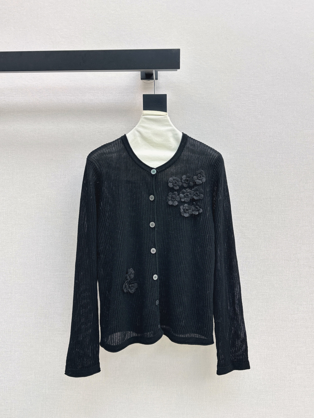 NO:492222,Gentle daily necessities C home 25Ss———The latest style of gentle girls must have three-dimensional flower decorative cardigan in autumn and winter. It’s so easy to match. It’s very gentle and retro style. The fabric span is very large and can be worn to create different flavors. Highly recommended~~ Three-color spot sml, chanel, alexander wang19860909温柔日常必备内搭 C家 25Ss————秋冬最新款温柔女孩必备立体花朵装饰开衫 太好搭啦很日常的温柔复古风 面料跨度很大少女熟女都可穿出不同味道 强烈推荐哦～～ 三色现货发售sml,,chanel,alexander wang,Women's clothing