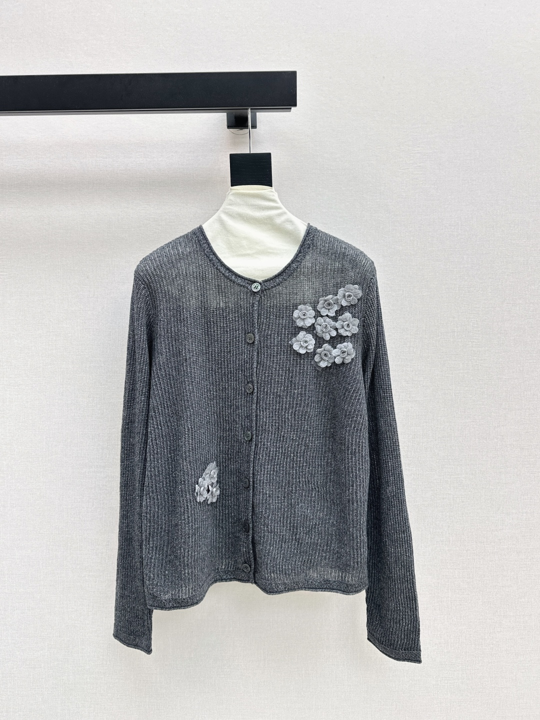 NO:492216,Gentle daily necessities C home 25Ss———The latest style of gentle girls must have three-dimensional flower decorative cardigan in autumn and winter. It’s so easy to match. It’s very gentle and retro style. The fabric span is very large and can be worn to create different flavors. Highly recommended~~ Three-color spot sml, chanel, alexander wang19860909温柔日常必备内搭 C家 25Ss————秋冬最新款温柔女孩必备立体花朵装饰开衫 太好搭啦很日常的温柔复古风 面料跨度很大少女熟女都可穿出不同味道 强烈推荐哦～～ 三色现货发售sml,,chanel,alexander wang,Women's clothing