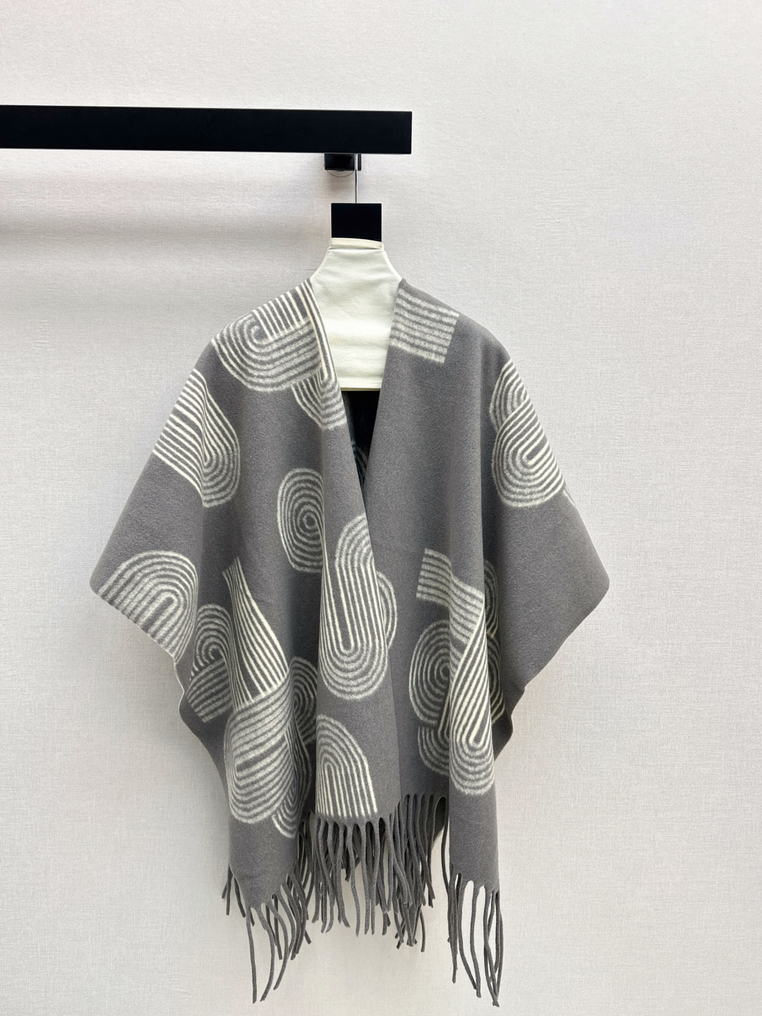 NO:492210,Her 25Ss————The latest classic woven cape shawl jacket in autumn and winter, pure hand-made piping, flowing, irregular draping, handsome and modern, high-end color matching double-woven pattern, low-key and luxurious to create a British retro style, imported wool is delicate, comfortable and warm, the original cut style is perfect and easy to control, the ultimate elegant and casual sense of high-end, both colors are one-size,, jackets & coats,shawls,alexander wang19860909Her 25Ss————秋冬最新款经典提织斗篷披肩外套纯手工滚边流须工艺 不规则垂坠感帅气摩登 高级配色双织图案 低调奢华打造英伦复古风尚 进口羊毛细腻舒适又保暖 原版剪裁版型完美轻松驾驭 上身极致优雅的随性高级感 两色均码,,jackets & coats,shawls,alexander wang,Women's clothing