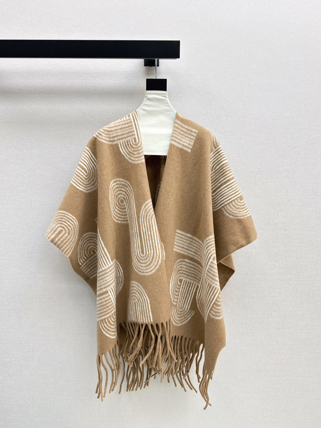 NO:492264,Her 25Ss————The latest classic woven cape shawl jacket in autumn and winter, pure hand-made piping, flowing, irregular draping, handsome and modern, high-end color matching double-woven pattern, low-key and luxurious to create a British retro style, imported wool is delicate, comfortable and warm, the original cut style is perfect and easy to control, the ultimate elegant and casual sense of high-end, both colors are one-size,, jackets & coats,shawls,alexander wang19860909Her 25Ss————秋冬最新款经典提织斗篷披肩外套纯手工滚边流须工艺 不规则垂坠感帅气摩登 高级配色双织图案 低调奢华打造英伦复古风尚 进口羊毛细腻舒适又保暖 原版剪裁版型完美轻松驾驭 上身极致优雅的随性高级感 两色均码,,jackets & coats,shawls,alexander wang,Women's clothing