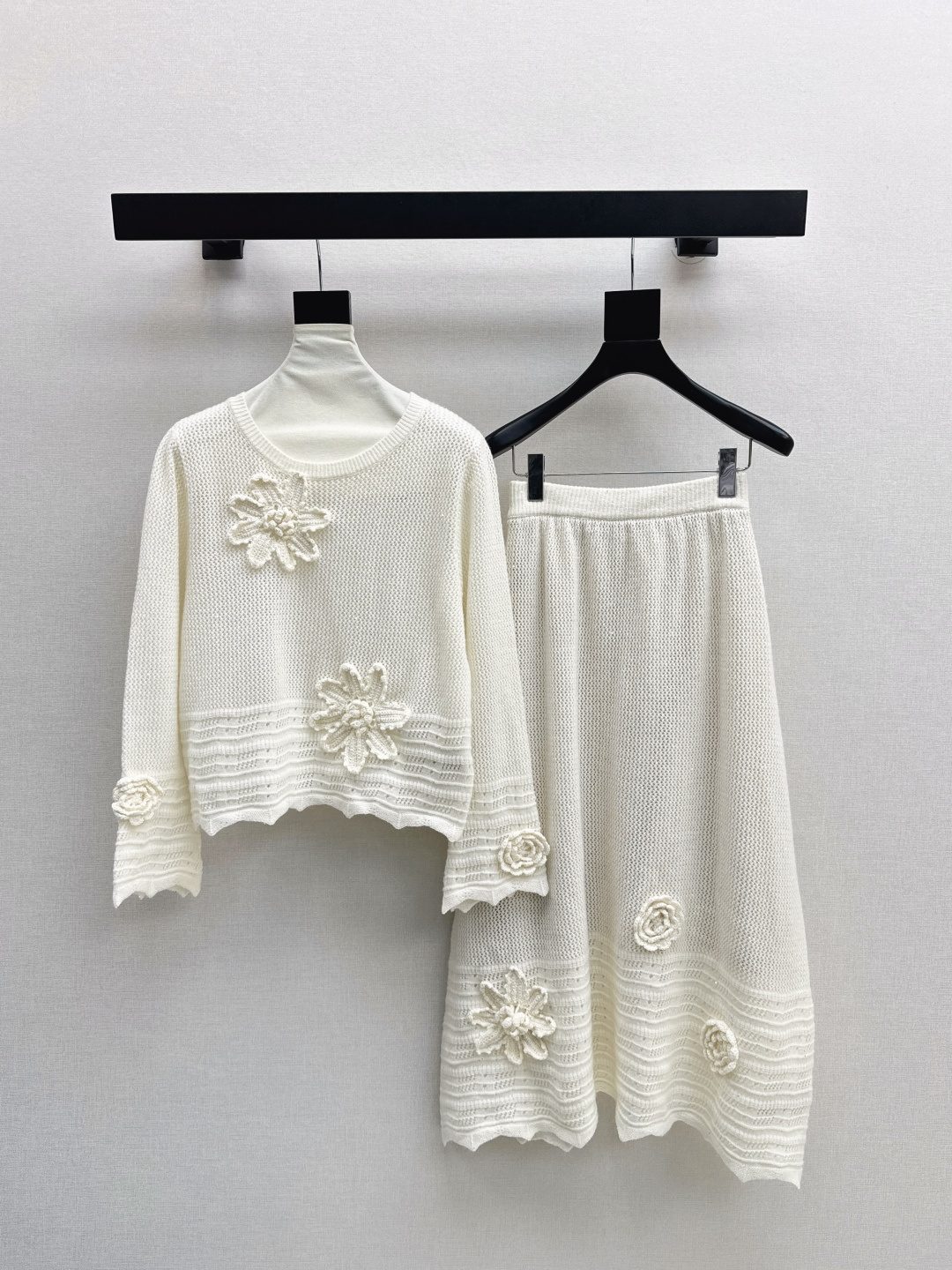 NO:492238,Top skirt high-end series VLTN 25Ss———The latest celebrity temperament knitted suit in autumn and winter, three-dimensional handmade flower decoration round neck sweater + elastic waist long skirt, no waste of effort, 100% wool sheep yarn soft and comfortable, three-dimensional large flower decoration craftsmanship to create a low-key luxury and high-end feeling, classic style and temperament are casual and elegant, versatile and not picky, super slim, one-color development, spot-on sml, skirts, sweaters, alexander wang19860909上衣半裙高定系列 VLTN 25Ss————秋冬最新款名媛气质针织套装立体手工花朵装饰圆领毛衣+松紧腰长款半裙 不废力的高级穿搭 百分百羊毛羊纱线柔软舒适 立体大花朵装饰工艺演绎打造低调奢华又高级感 经典版型气质随性优雅 百搭不挑人上身超显瘦 一色分开发 现货发售sml,,skirts,sweaters,alexander wang,Women's clothing