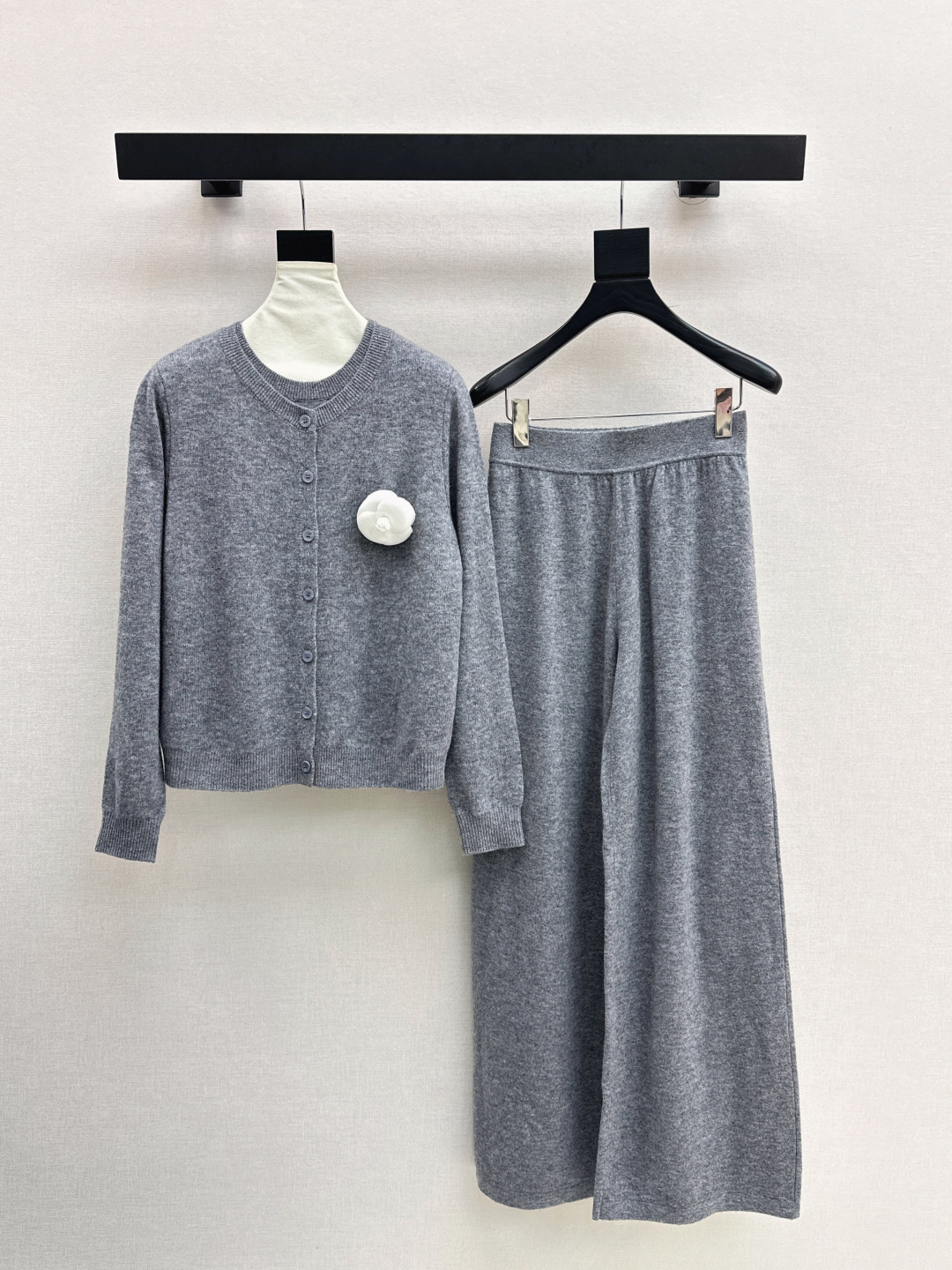 NO:492232,C home 25Ss———The latest lazy style wool suit in autumn and winter, three-dimensional camellia decoration fake two-piece sweater + elastic waist straight pants, 100% worsted wool yarn fabric, simple and atmospheric lazy style, durable, warmth and appearance are both online~~ The most practical and versatile boutique, the base layered in autumn and winter, daily high-end!  !  Extra elasticity and body shape for sale, three-color spot sale sml, chanel, sweaters, alexander wang19860909C家 25Ss———秋冬最新款慵懒风羊毛套装立体山茶花装饰假两件毛衣+松紧腰直筒裤 百分百精纺羊毛纱线面料 简约大气慵懒版型 经久耐穿 保暖度和颜值却都在线～～最实穿百搭的精品 秋冬打底叠穿日常高级！！超大弹力不挑身材一套出售 三色现货发售sml,,chanel,sweaters,alexander wang,Women's clothing